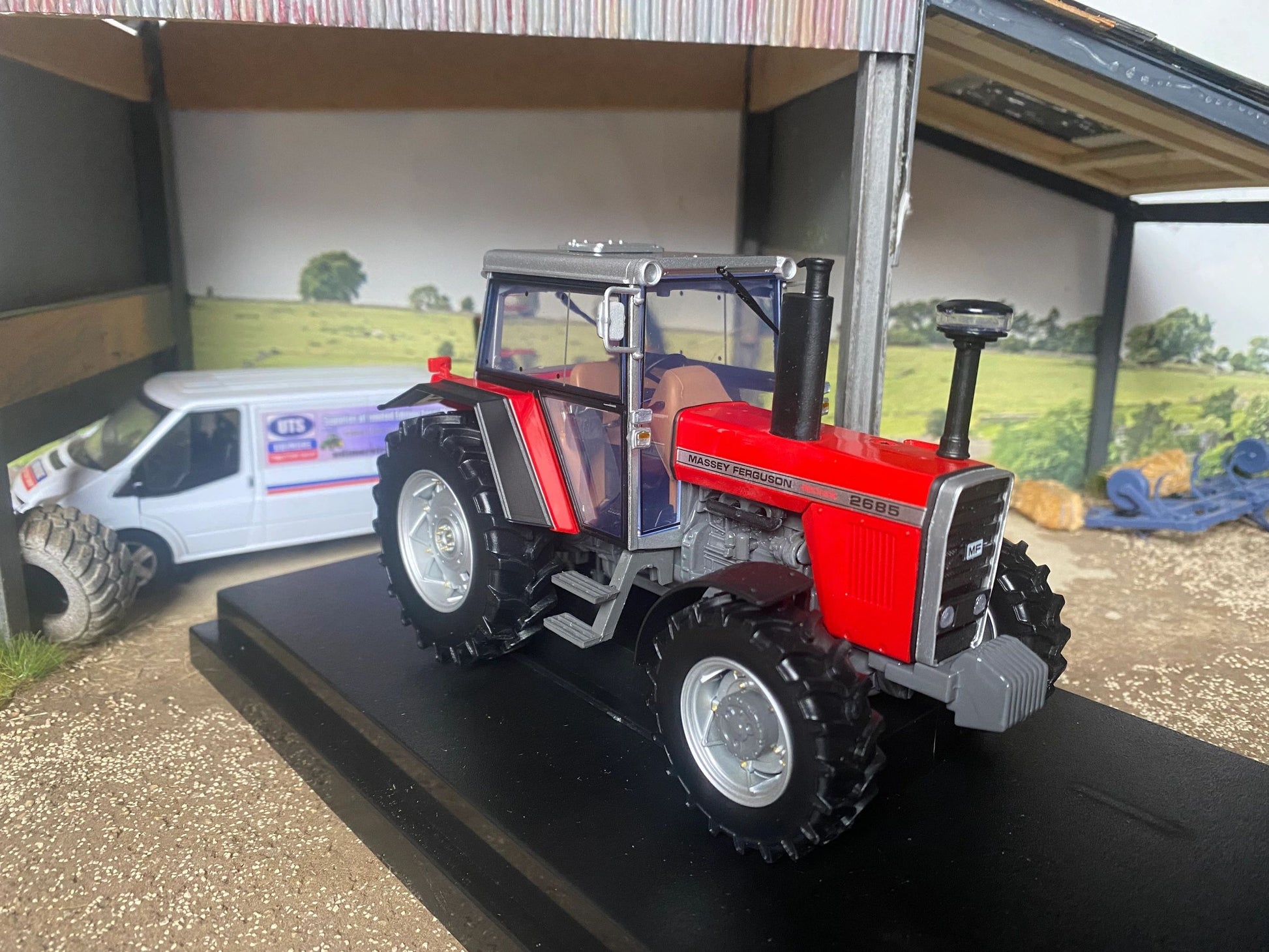 6369 Universal Hobbies Massey Ferguson 2685 tractor BOXED 1:32 scale Image