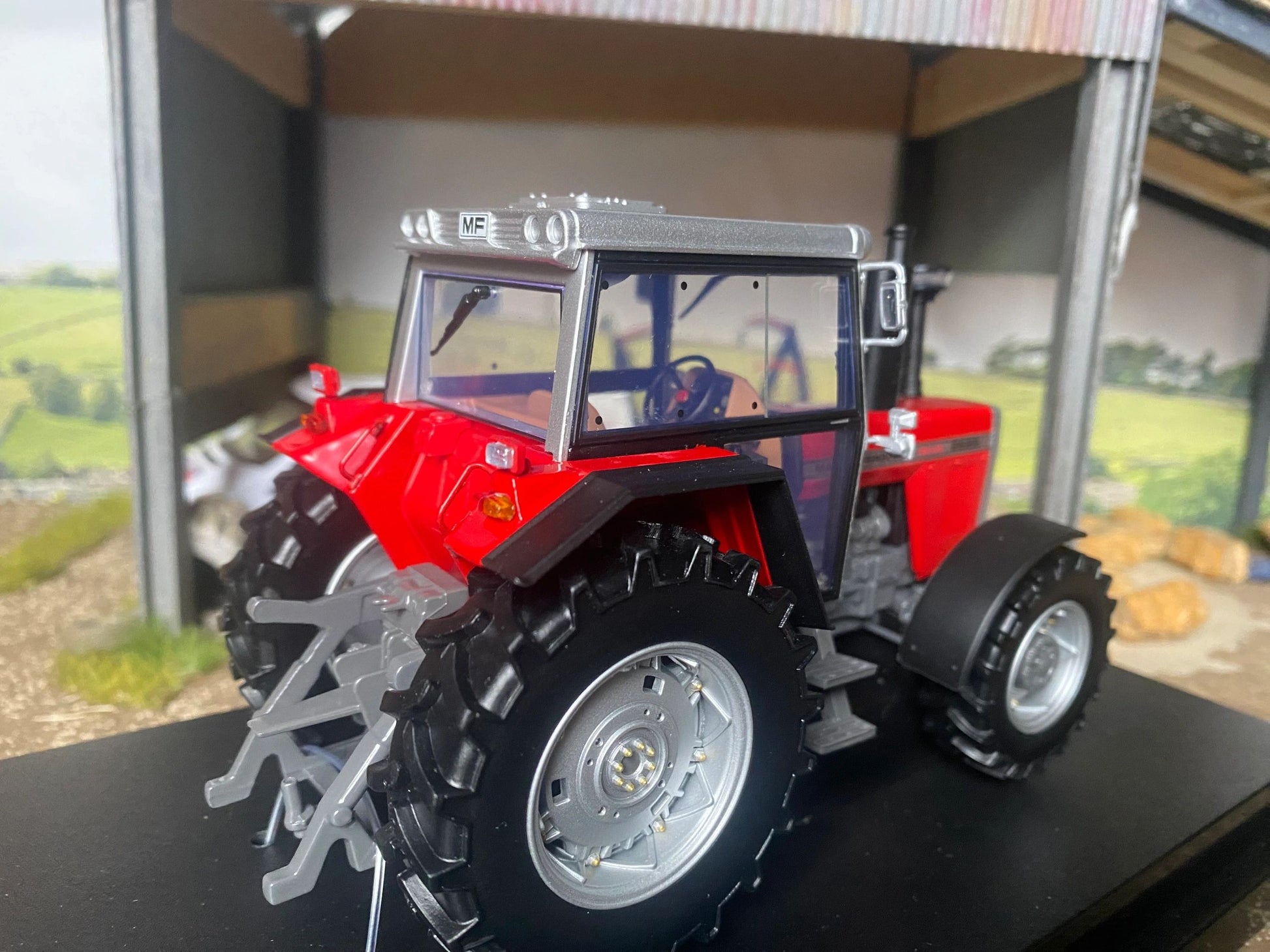 6369 Universal Hobbies Massey Ferguson 2685 tractor BOXED 1:32 scale Image 3