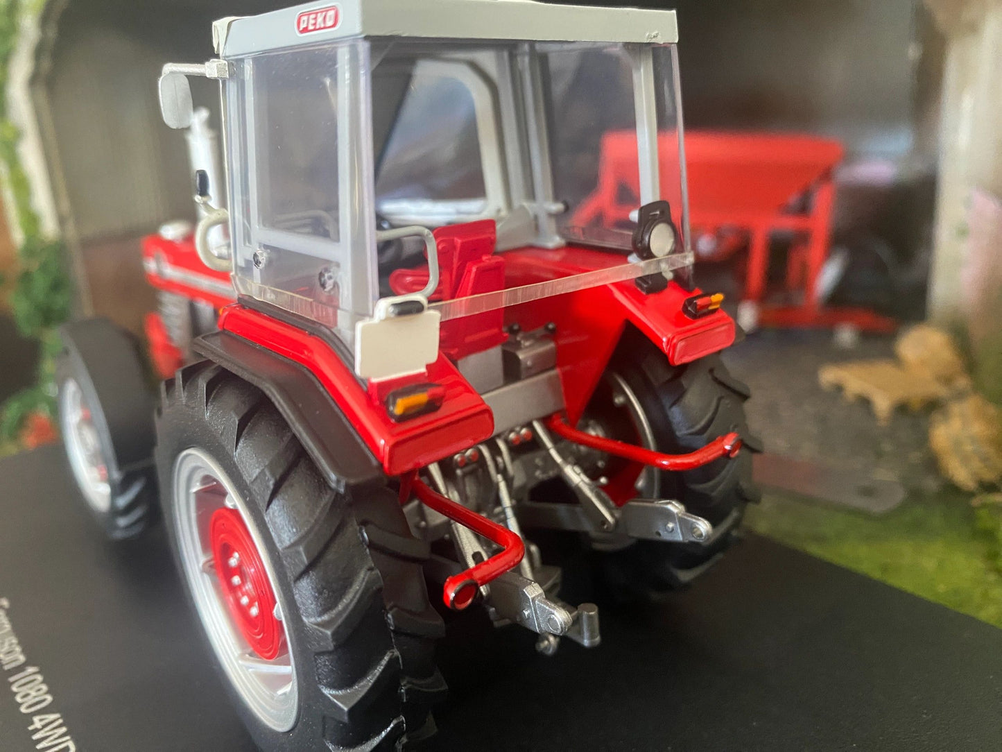 6481 Universal Hobbies Massey Ferguson 1080 with Peko Cab tractor BOXED 1:32 New Image 3