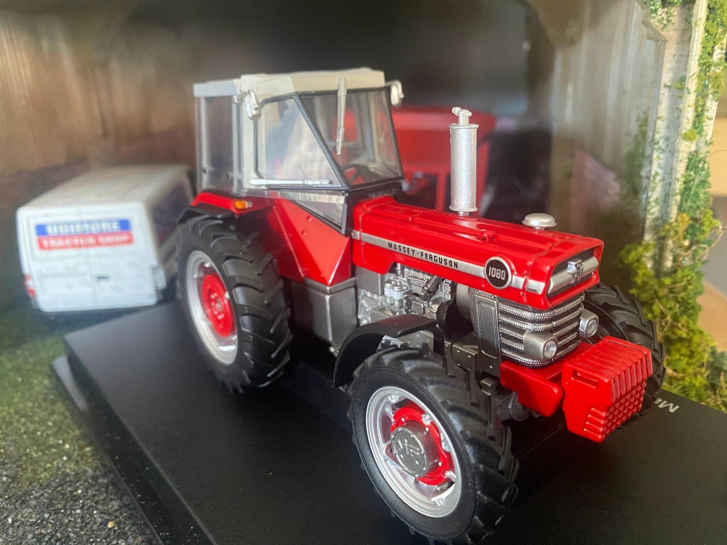 6481 Universal Hobbies Massey Ferguson 1080 with Peko Cab tractor BOXED 1:32 New Image 4