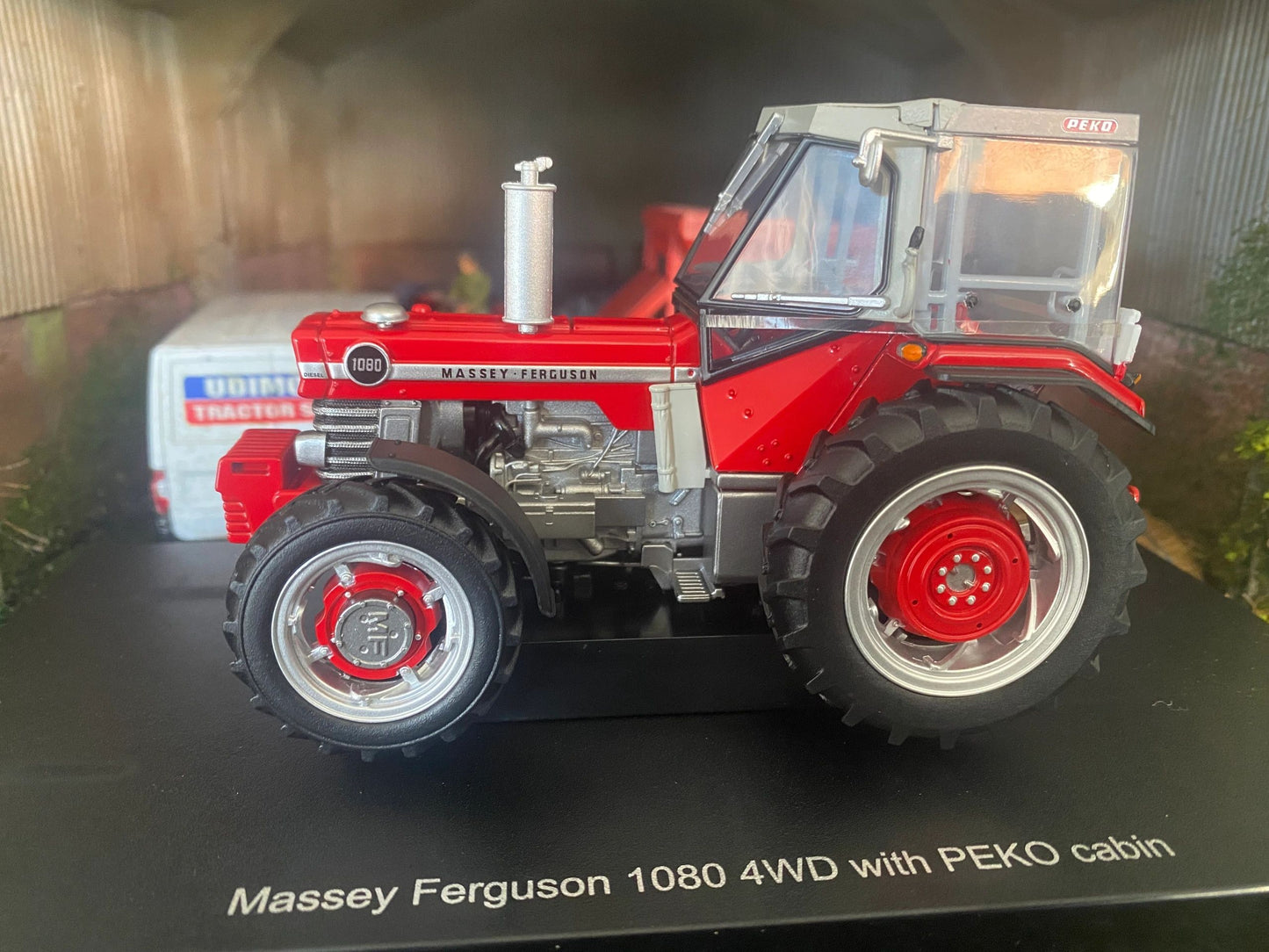 6481 Universal Hobbies Massey Ferguson 1080 with Peko Cab tractor BOXED 1:32 New Image 5