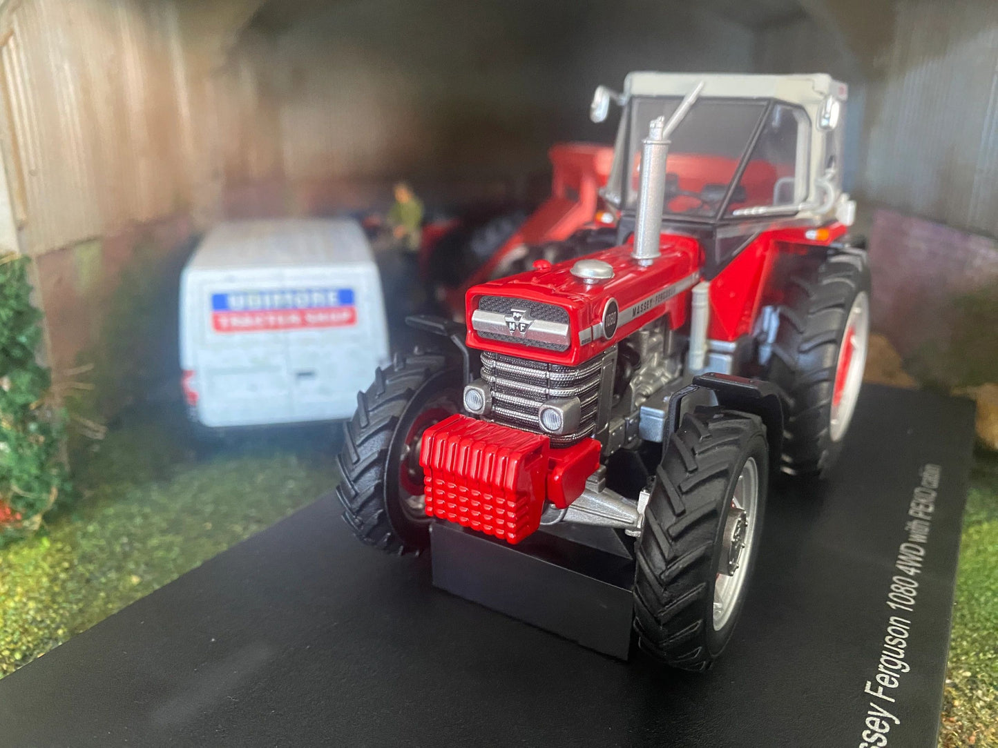 6481 Universal Hobbies Massey Ferguson 1080 with Peko Cab tractor BOXED 1:32 New Image 6