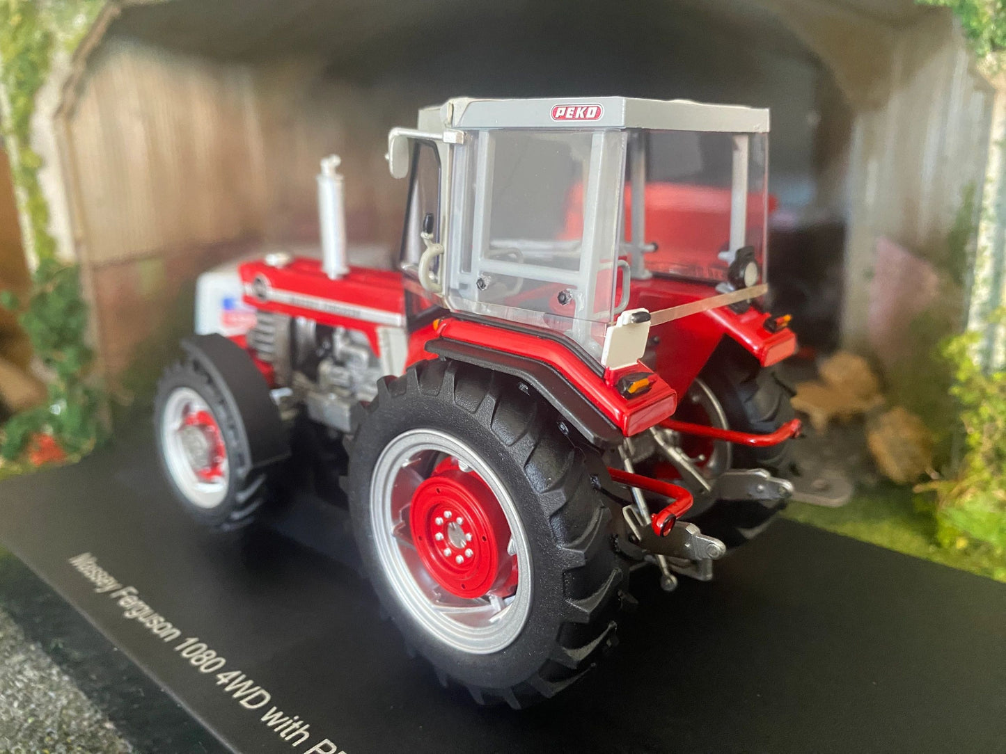 6481 Universal Hobbies Massey Ferguson 1080 with Peko Cab tractor BOXED 1:32 New Image 7