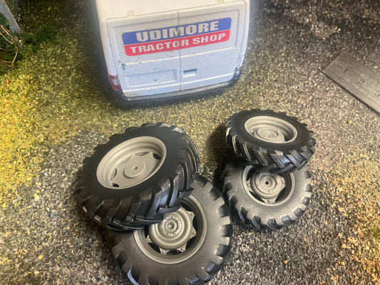 04239 Set of 4 Front & Rear 4wd Tractor wheels Artisan32 farm machinery 1:32 scale