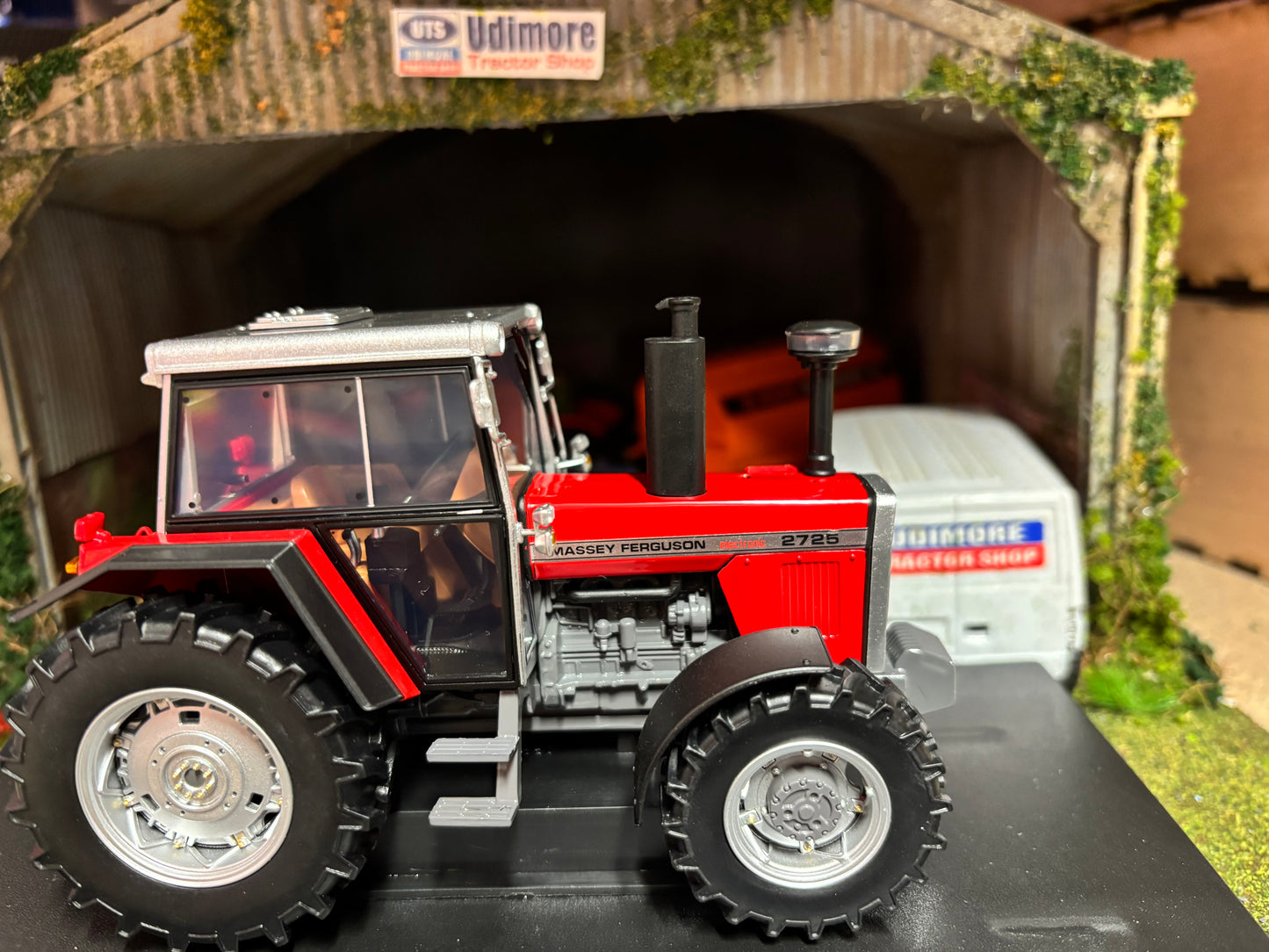 Limited Edition 6371 Universal Hobbies Massey Ferguson 2725 tractor BOXED 1:32 scale