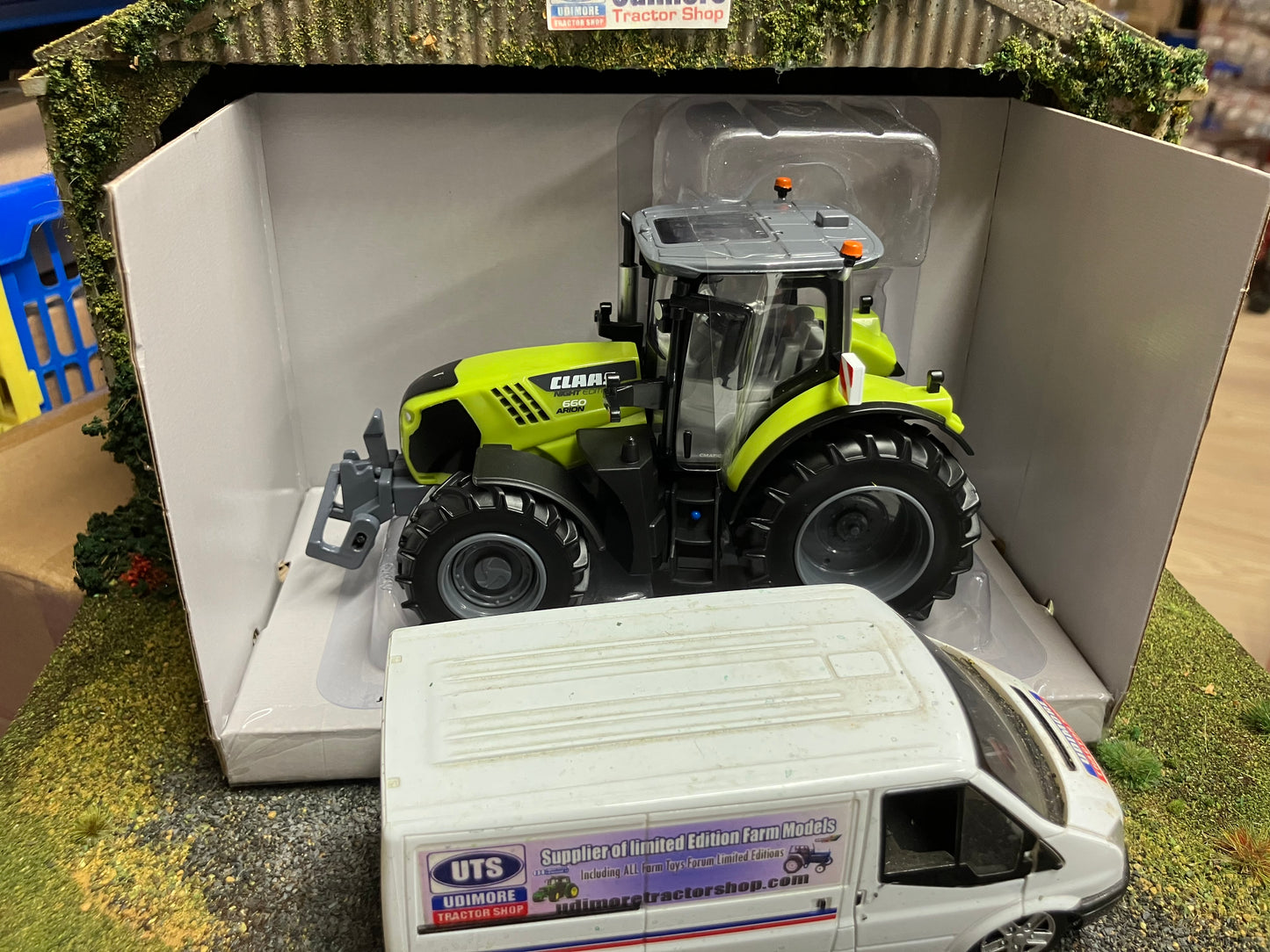Limited Edition Britains Night Edition Claas Arion 660 Tractor 1:32 scale New BOXED 43422