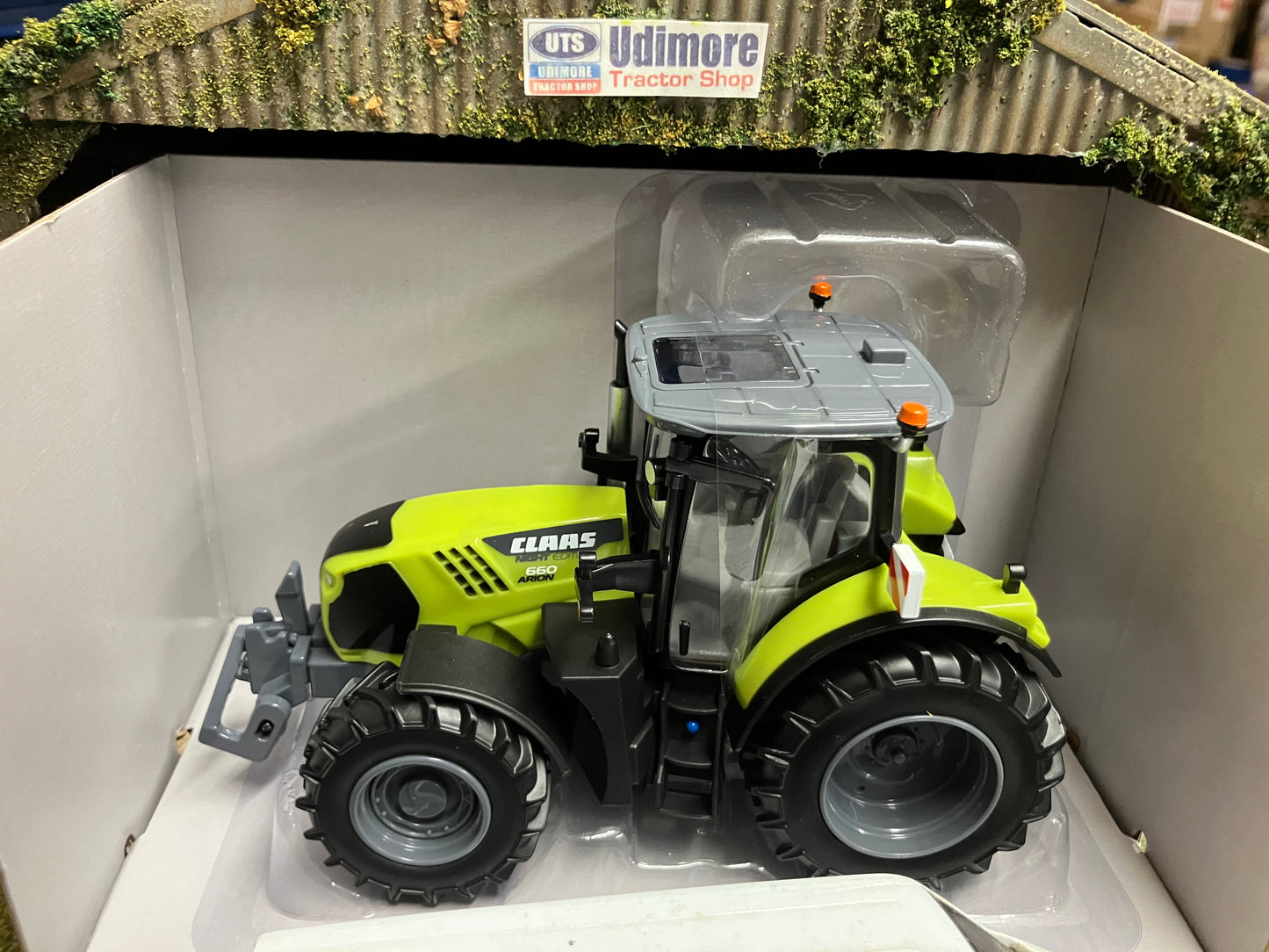 Limited Edition Britains Night Edition Claas Arion 660 Tractor 1:32 scale New BOXED 43422