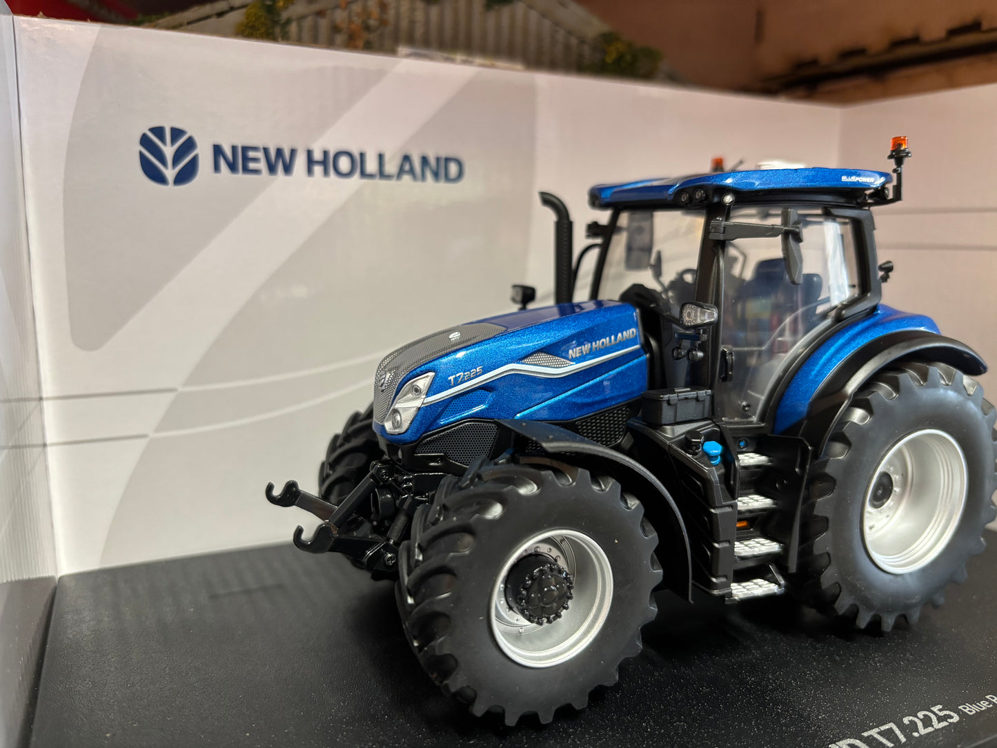 Universal Hobbies New Holland T7.225 BLUE POWER Tractor BOXED 1:32 scale UH7201