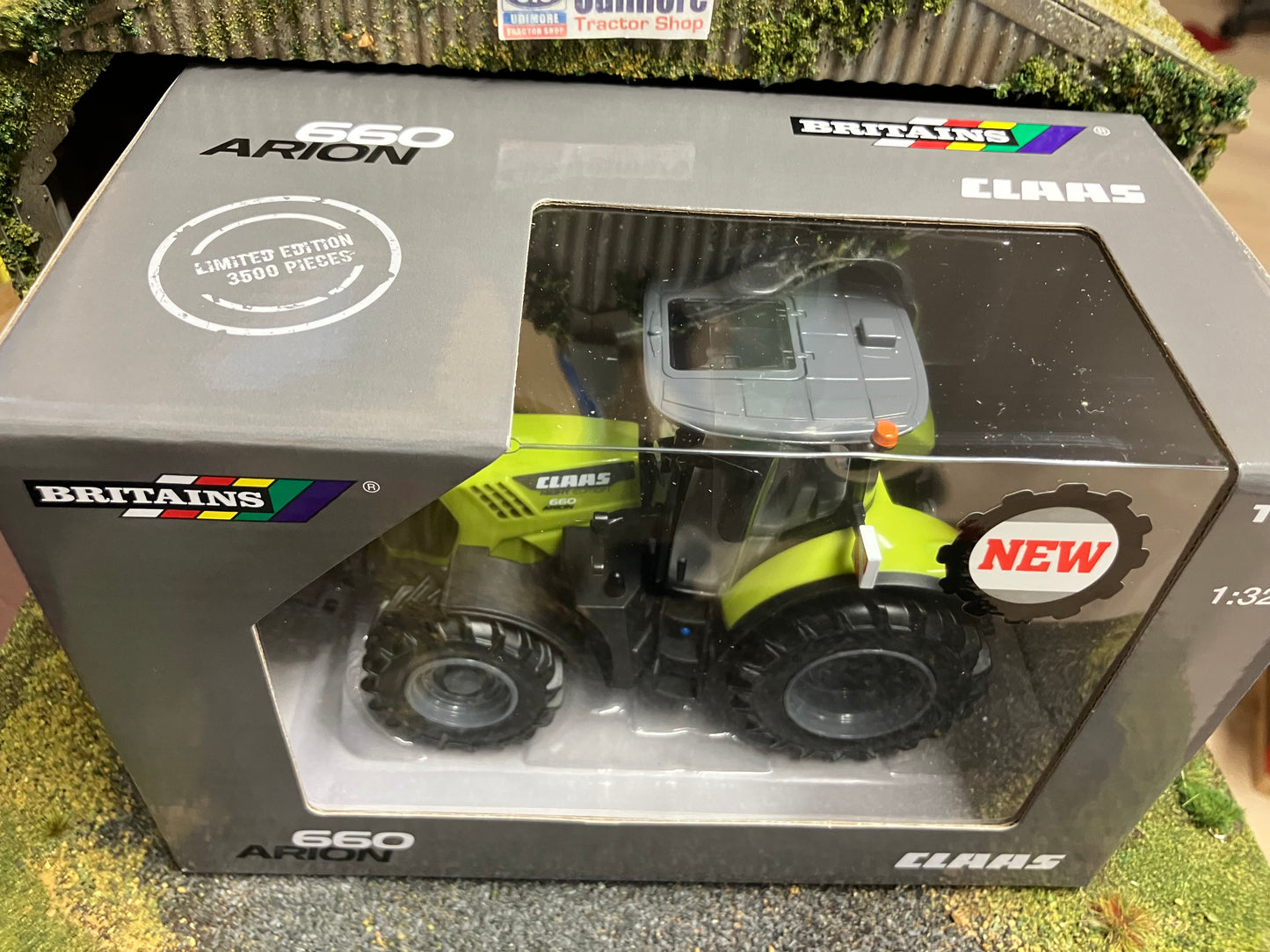 Limited Edition Britains Night Edition Claas Arion 660 Tractor 1:32 scale New BOXED 43422