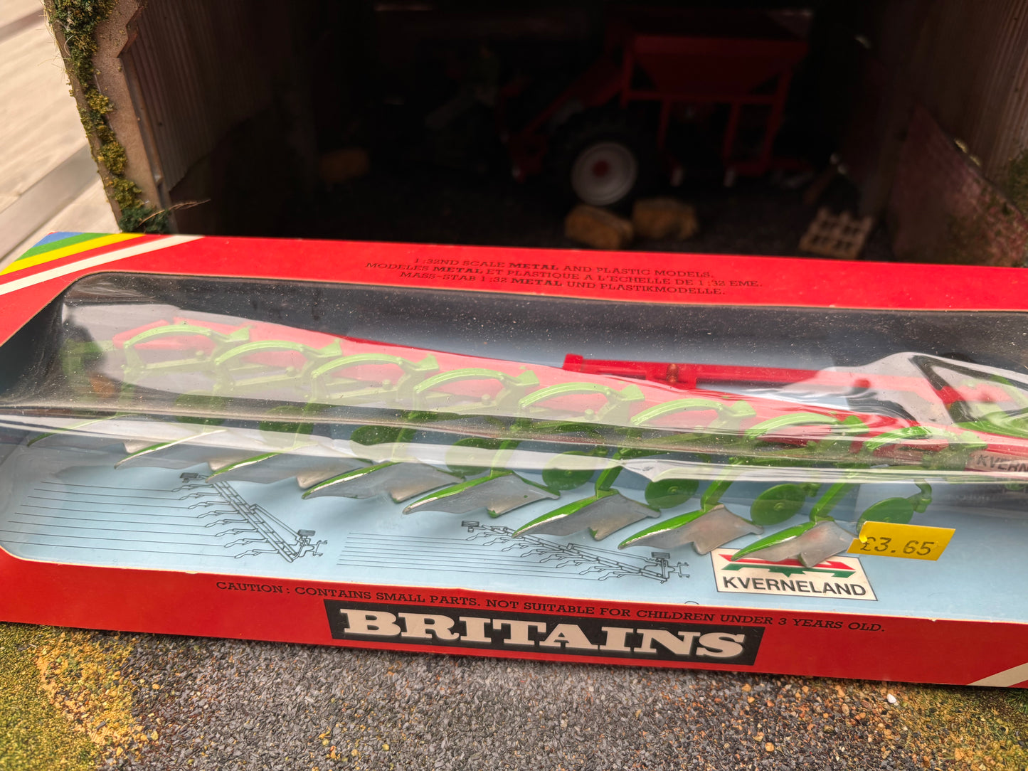 9554 Vintage Britains Kverneland 8 furrow plough green version 1:32 scale