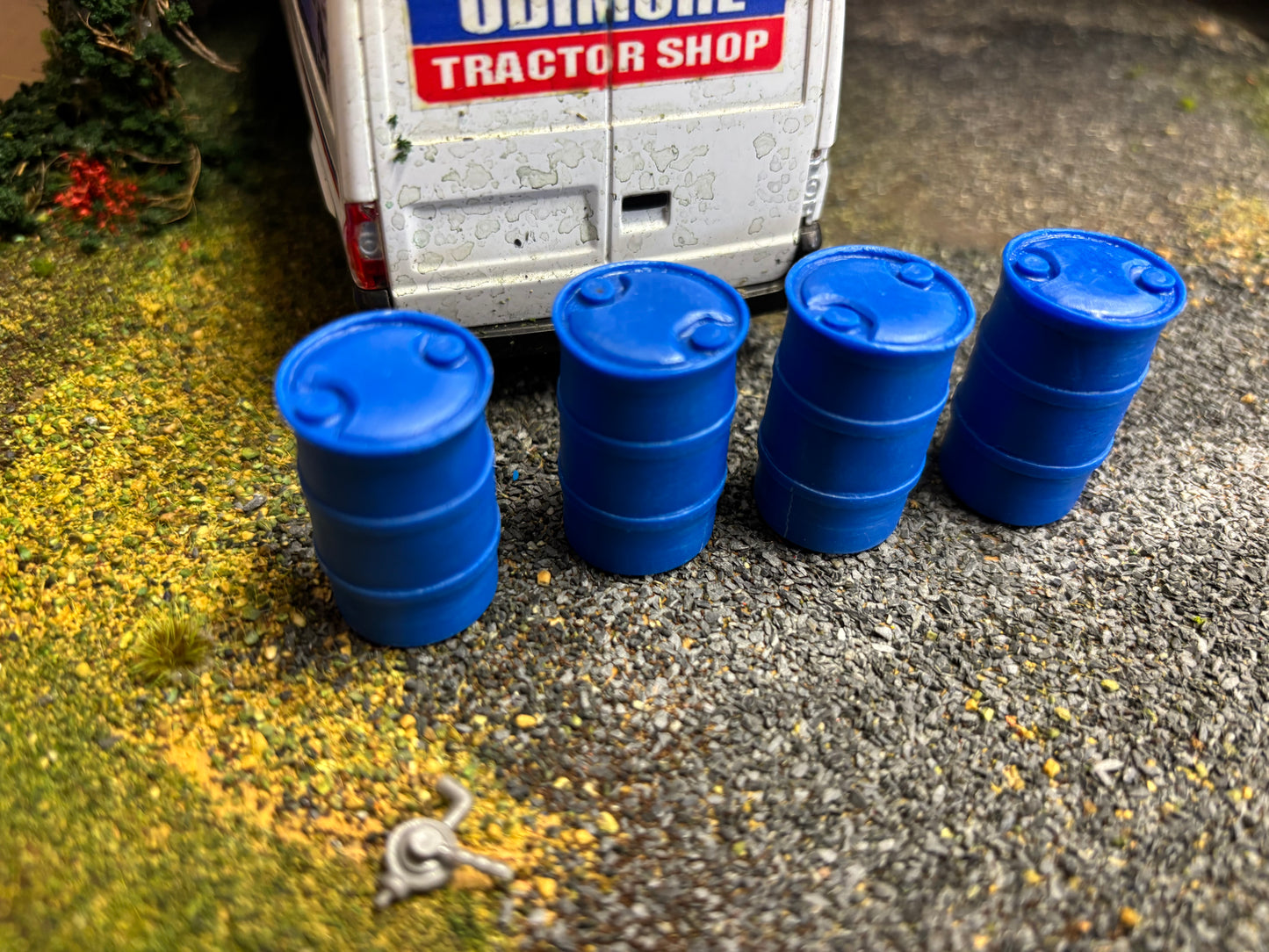 04889-4 Four x Fuel Water barrel Jerry cans with hand pump Artisan32 farm machinery 1:32 scale
