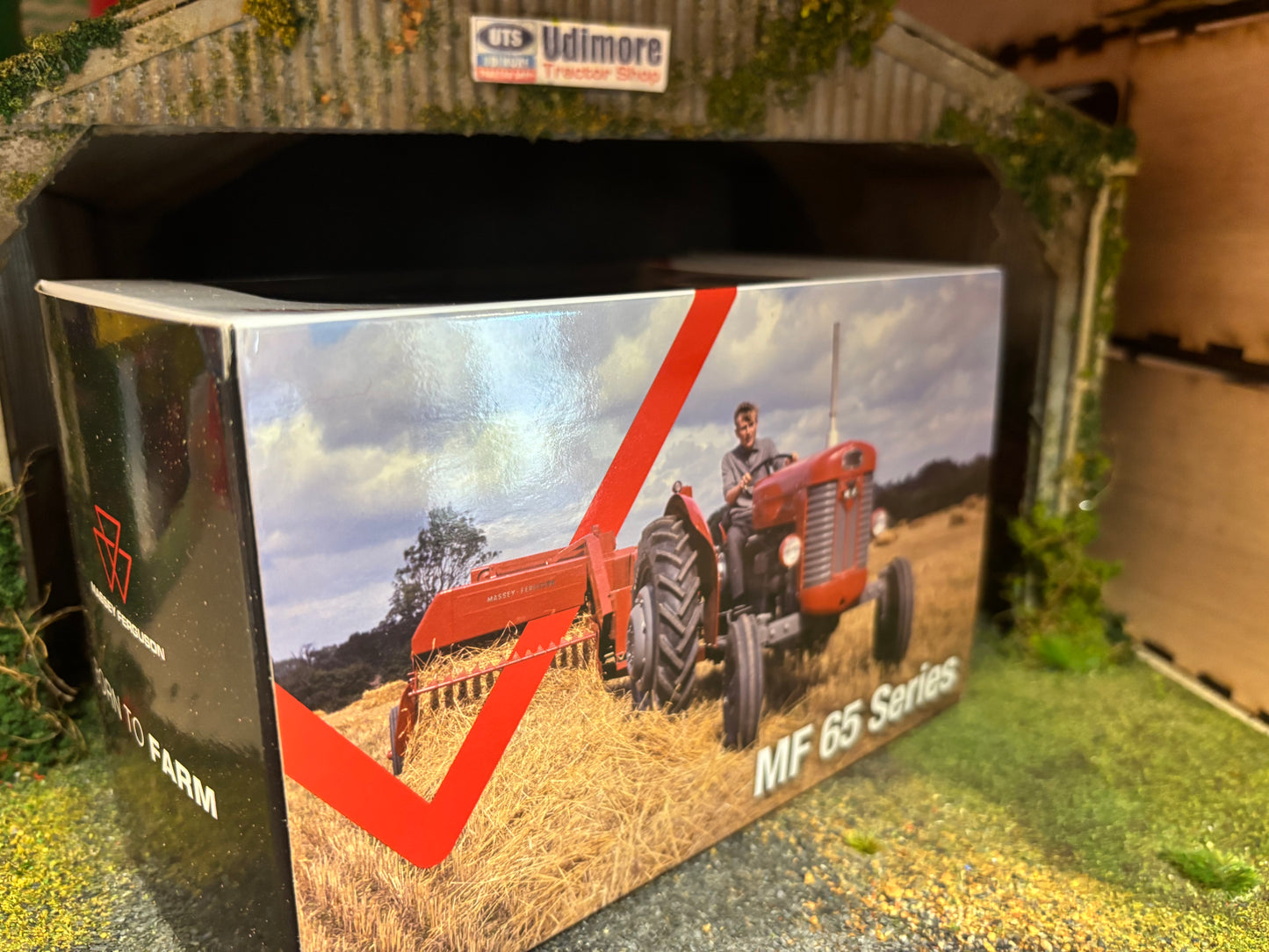 6395 Universal Hobbies Massey Ferguson 65 mk 2 tractor BOXED 1:32 scale NEW