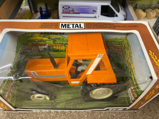 9528 Britains Orange Fiat 880 DT Tractor in original Straw Box Image 2