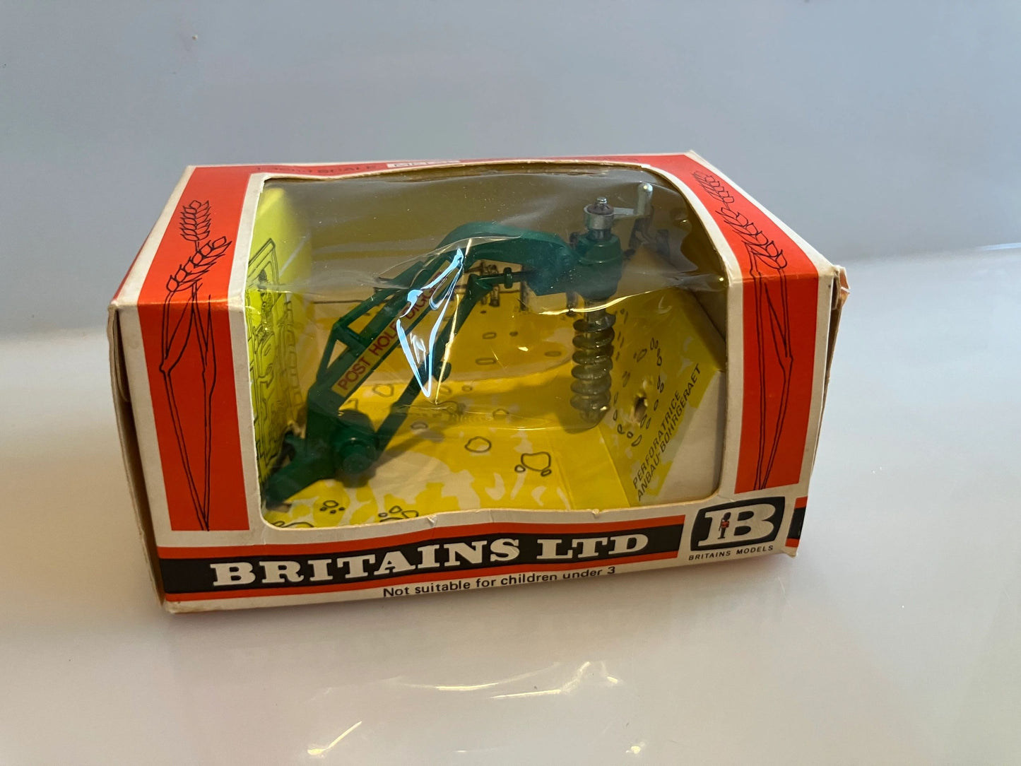 9600 Vintage Britains Post Hole Digger 1:32 scale Straw box Image