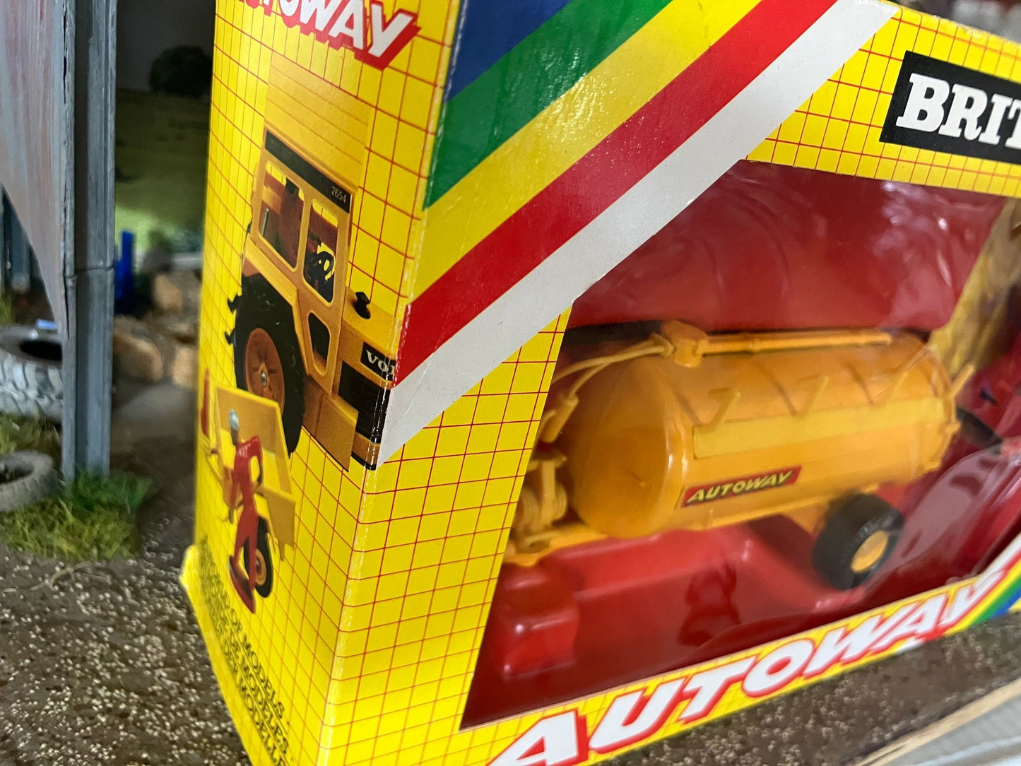 9836 Britains Autoway liquid tanker set 1:32 scale Image 3