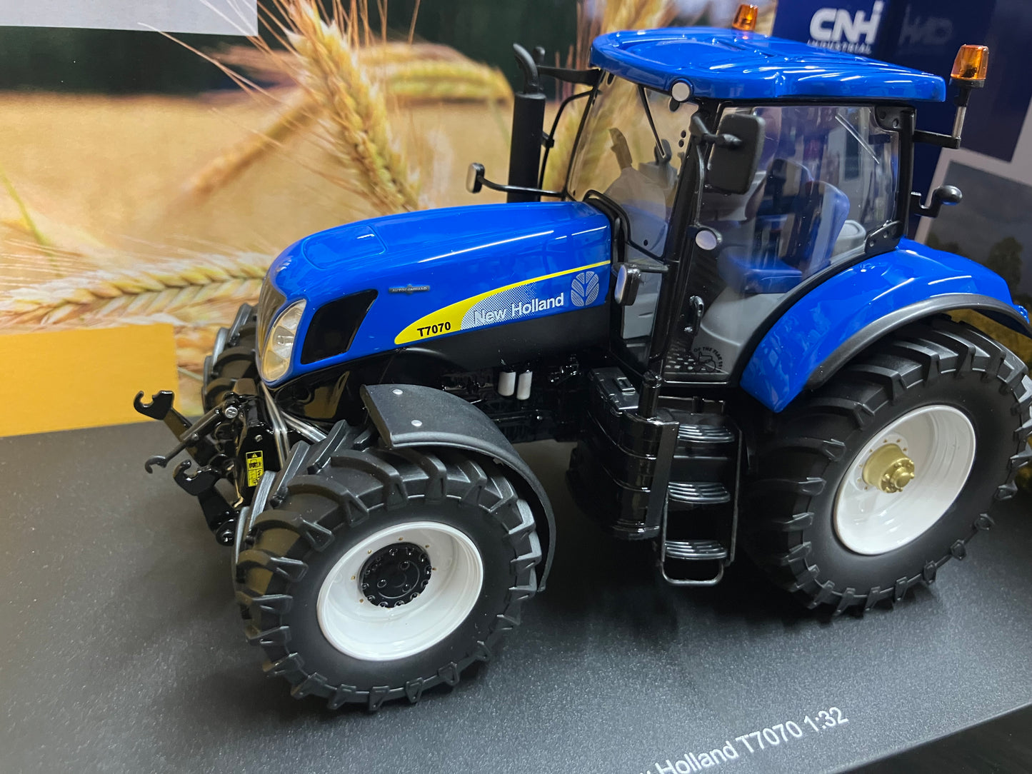 New Holland T7070 Auto Command Tractor 1:32 scale Boxed ROS