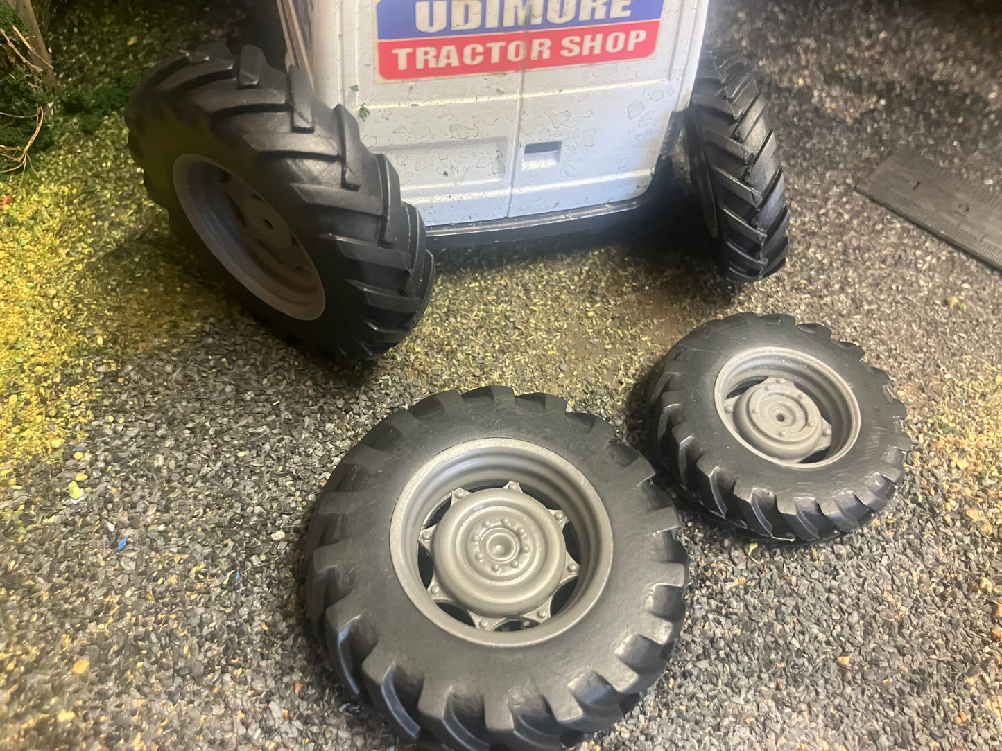 04239 Set of 4 Front & Rear 4wd Tractor wheels Artisan32 farm machinery 1:32 scale