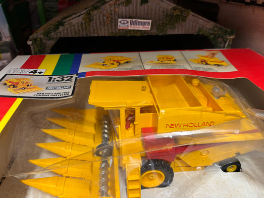 Britains New Holland TR85 Combine Harvester 1:32 BOXED obsolete