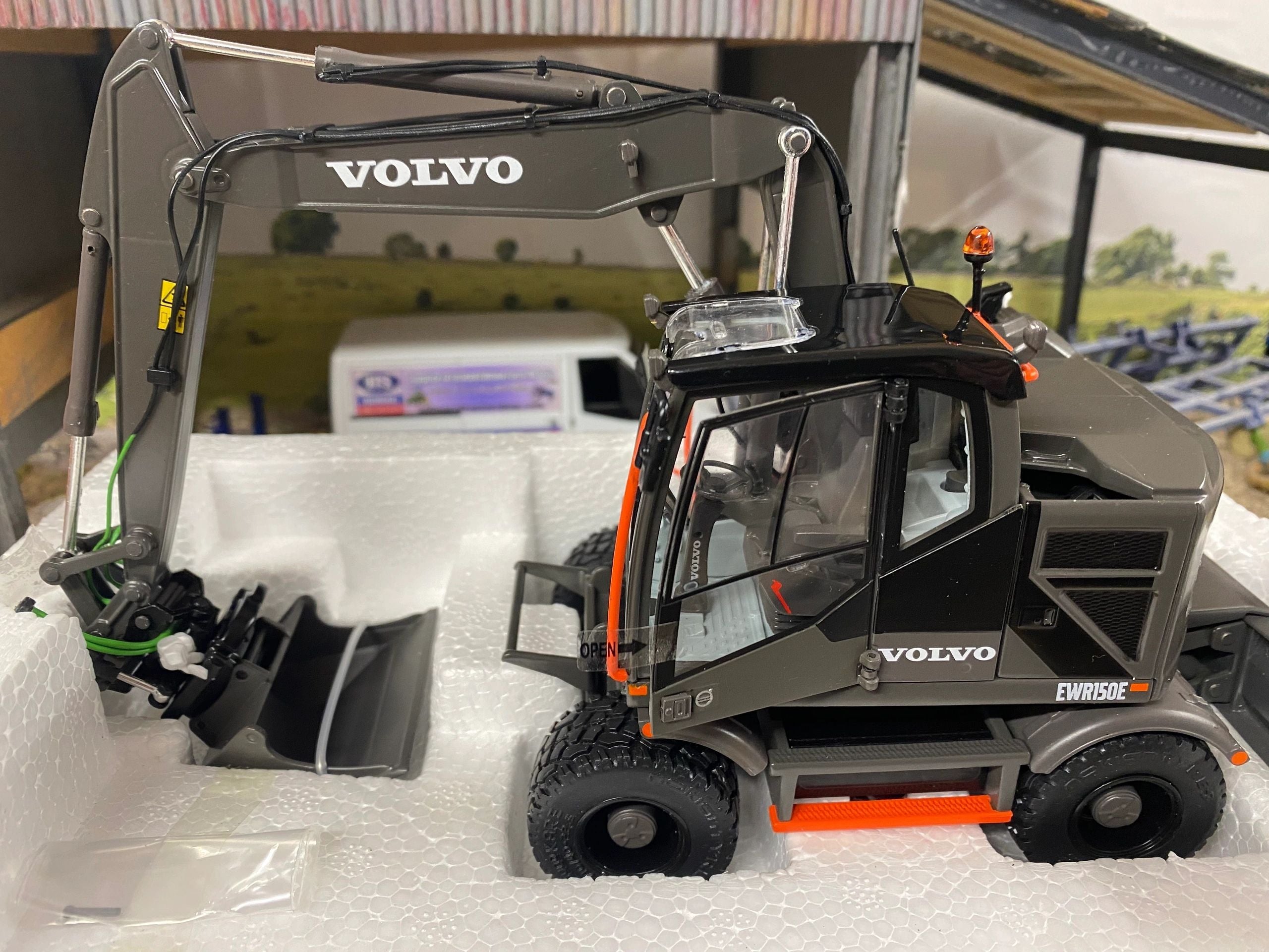 Nuovo escavatore gommato Volvo delle serie E per uno sbraccio superiore - MMT Nuovo escavatore gommato Volvo delle serie E per uno sbraccio superiore - MMT