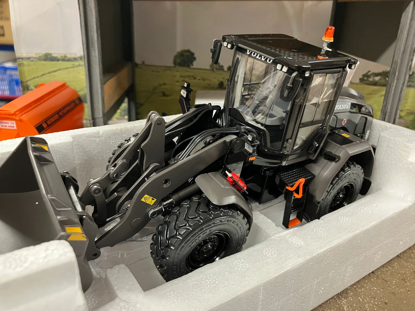 BLACK Volvo L60H Shovel Wheel Loader Charger 1:32 scale AT Collections Limited Edition Image