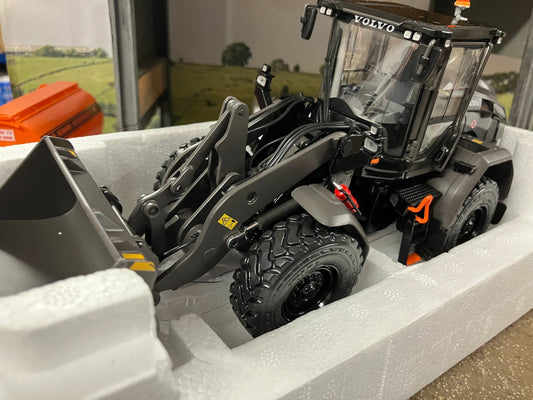 BLACK Volvo L60H Shovel Wheel Loader Charger 1:32 scale AT Collections Limited Edition Image 2