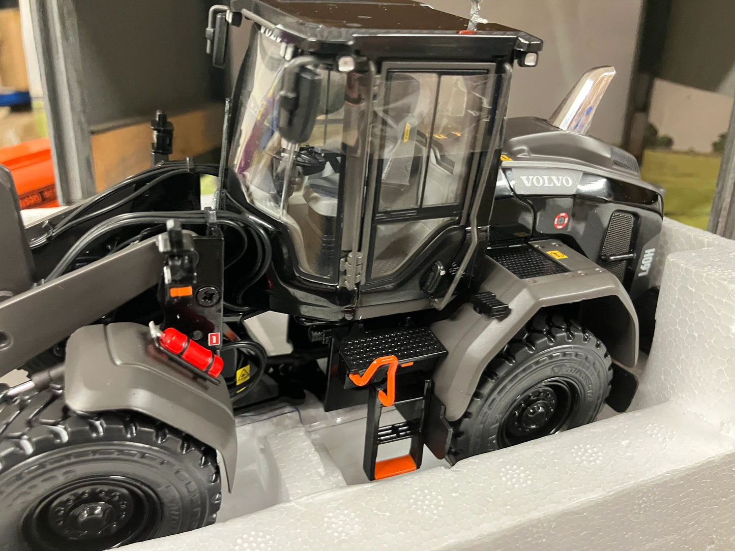 BLACK Volvo L60H Shovel Wheel Loader Charger 1:32 scale AT Collections Limited Edition Image 5