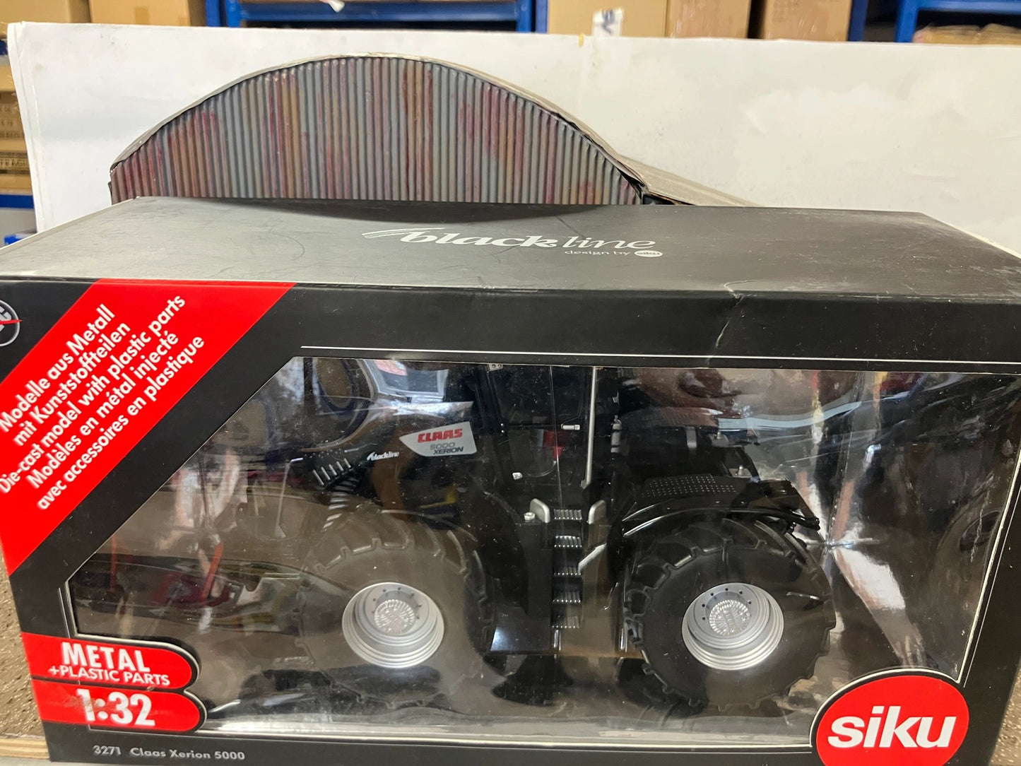 Blackline Claas Xerion 5000 Tractor 1:32 scale boxed Siku Image