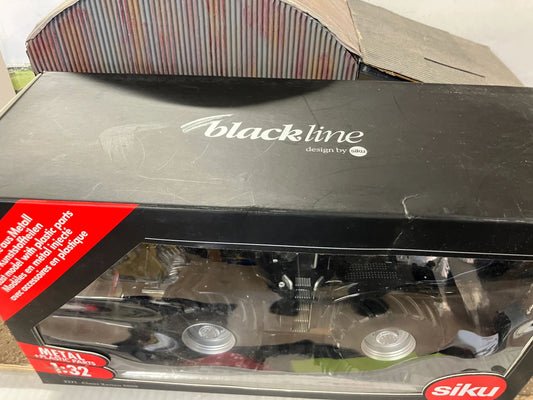 Blackline Claas Xerion 5000 Tractor 1:32 scale boxed Siku Image 2