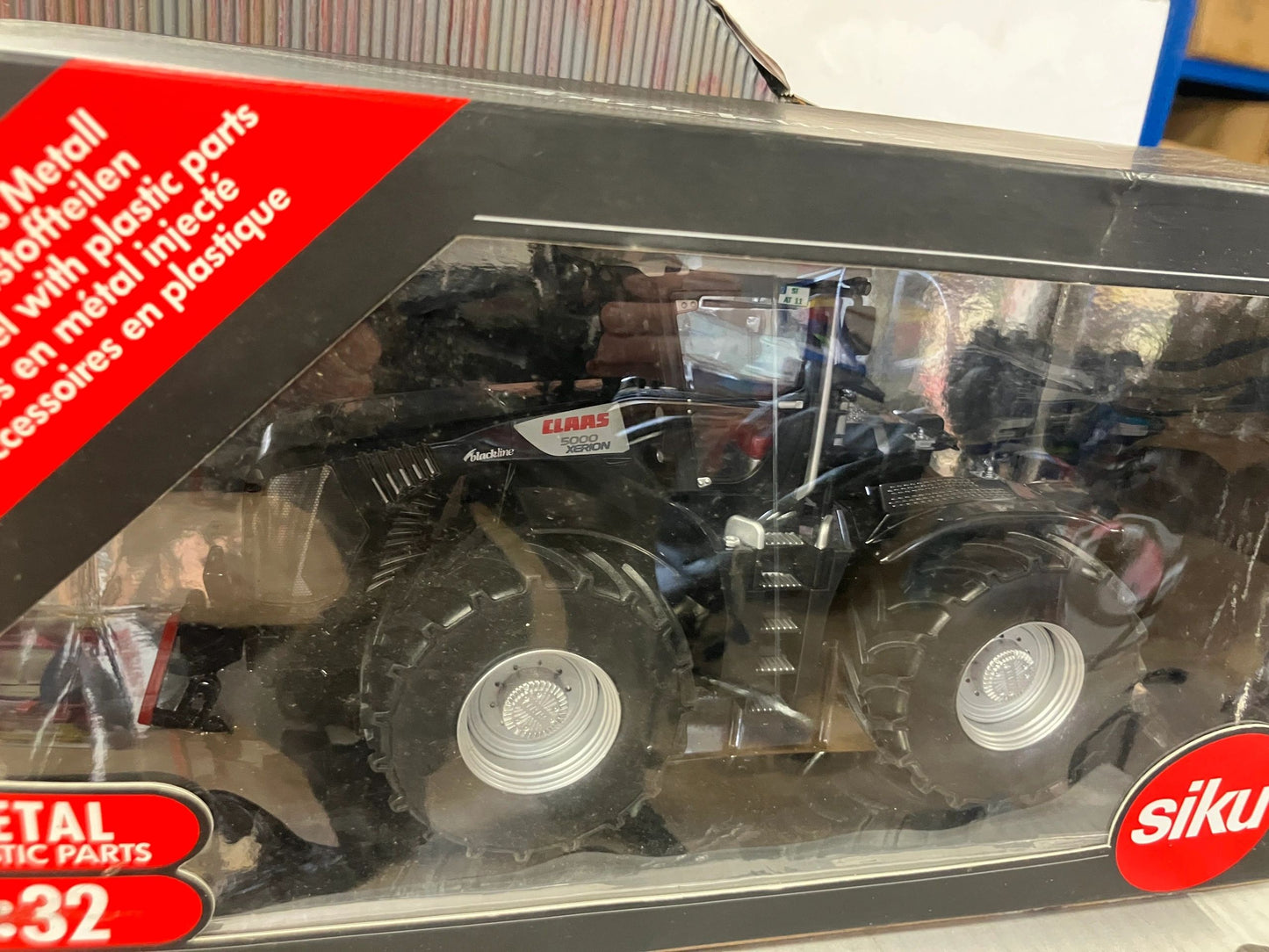 Blackline Claas Xerion 5000 Tractor 1:32 scale boxed Siku Image 3