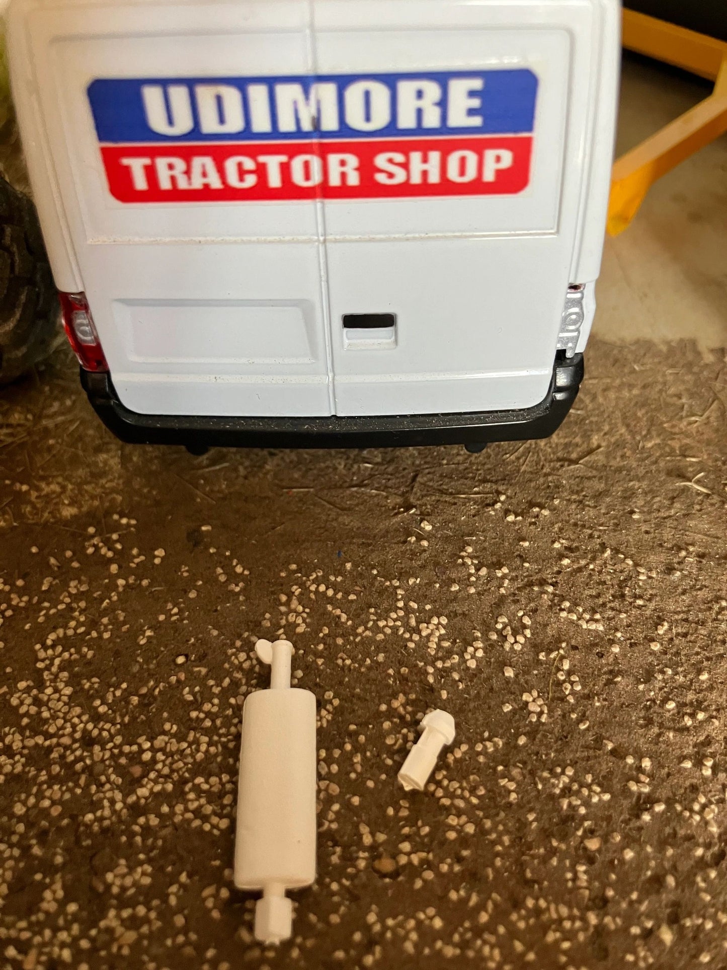 Britains Ford 6600 Tractor exhaust and air filter cleaner set 1:32 scale Image 3