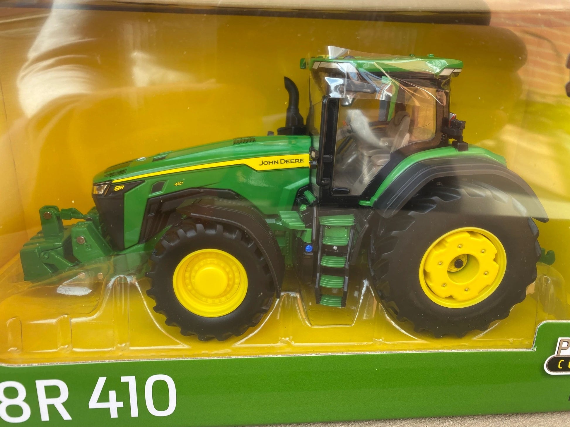 Britains John Deere 8R 410 prestige tractor 1:32 scale boxed as new Image 2