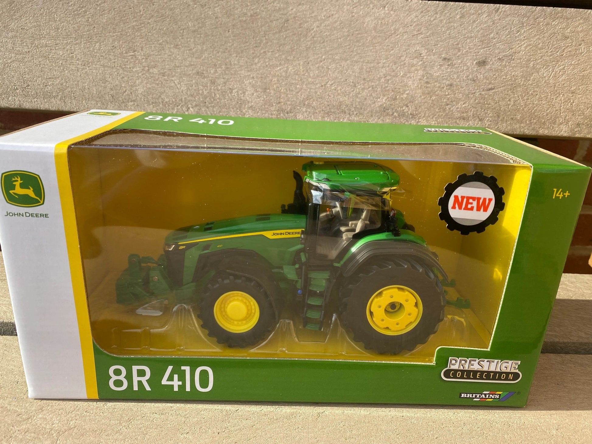 Britains John Deere 8R 410 prestige tractor 1:32 scale boxed as new Image 4