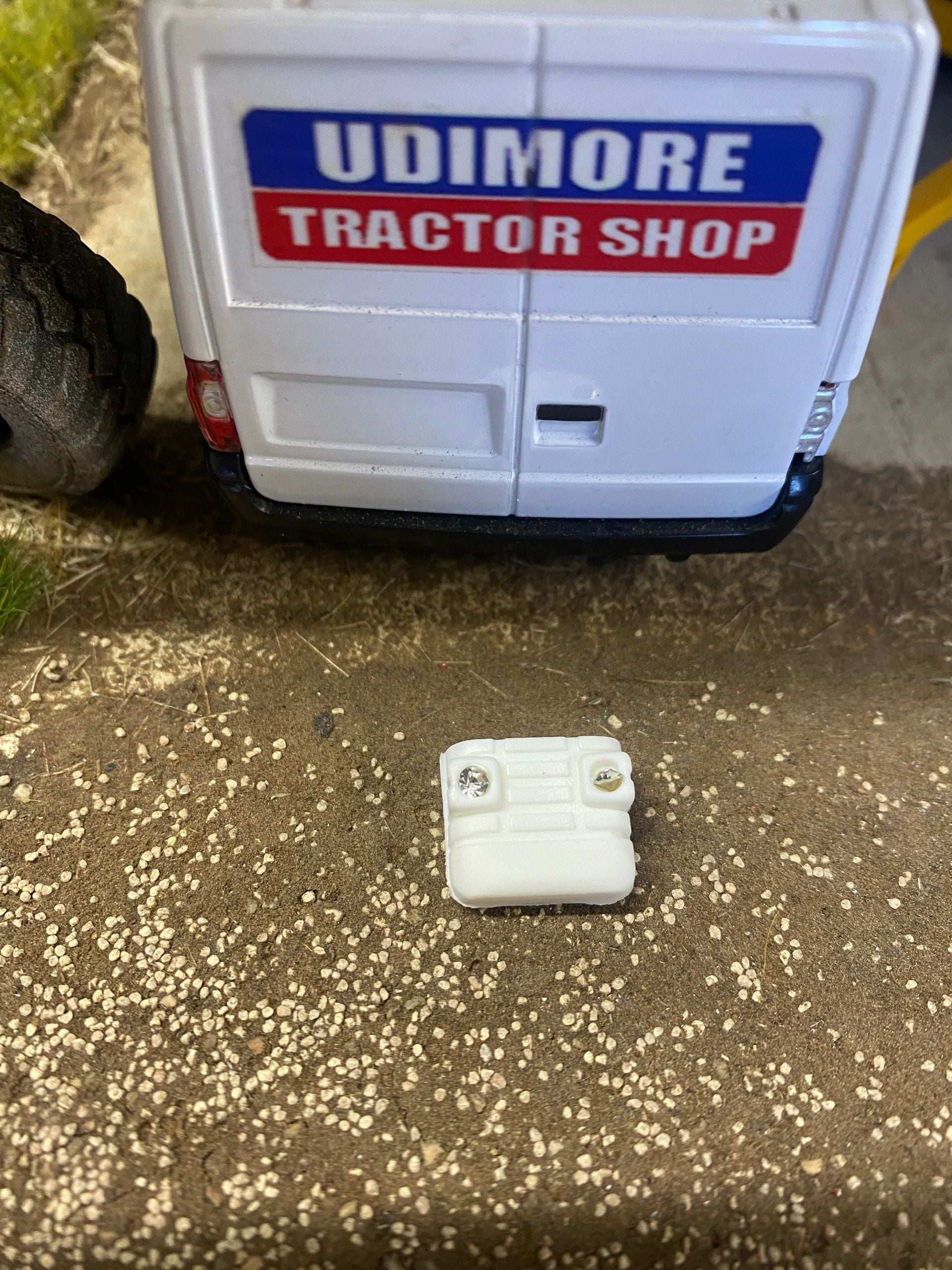 Britains Massey Ferguson 135 Tractor Front Grill With Headlights 1 32 britains-massey-ferguson-135-tractor-front-grill-with-headlights-1-32