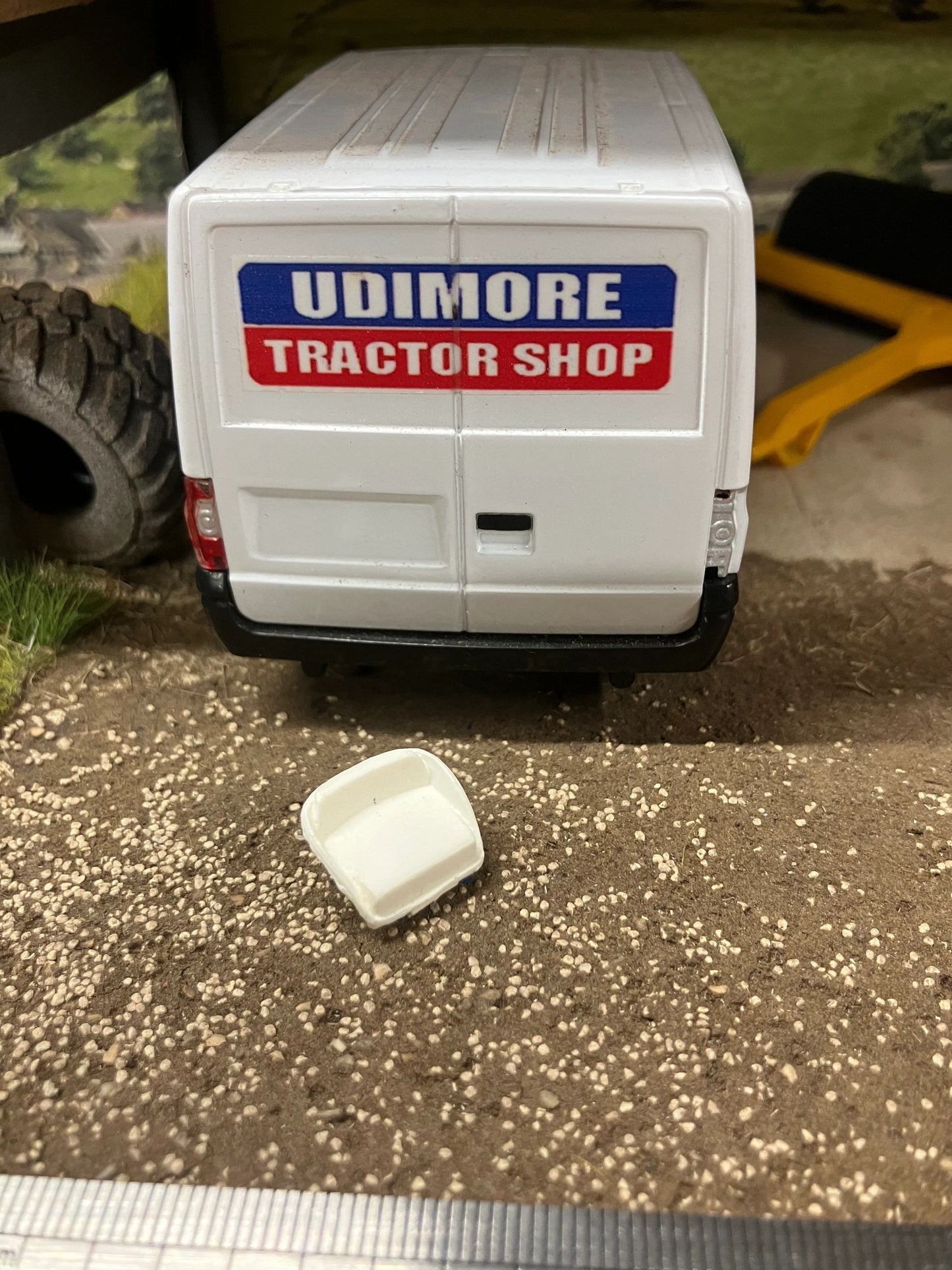Britains White Tractor Driver Seat Massey Ferguson 135 1:32 scale Image