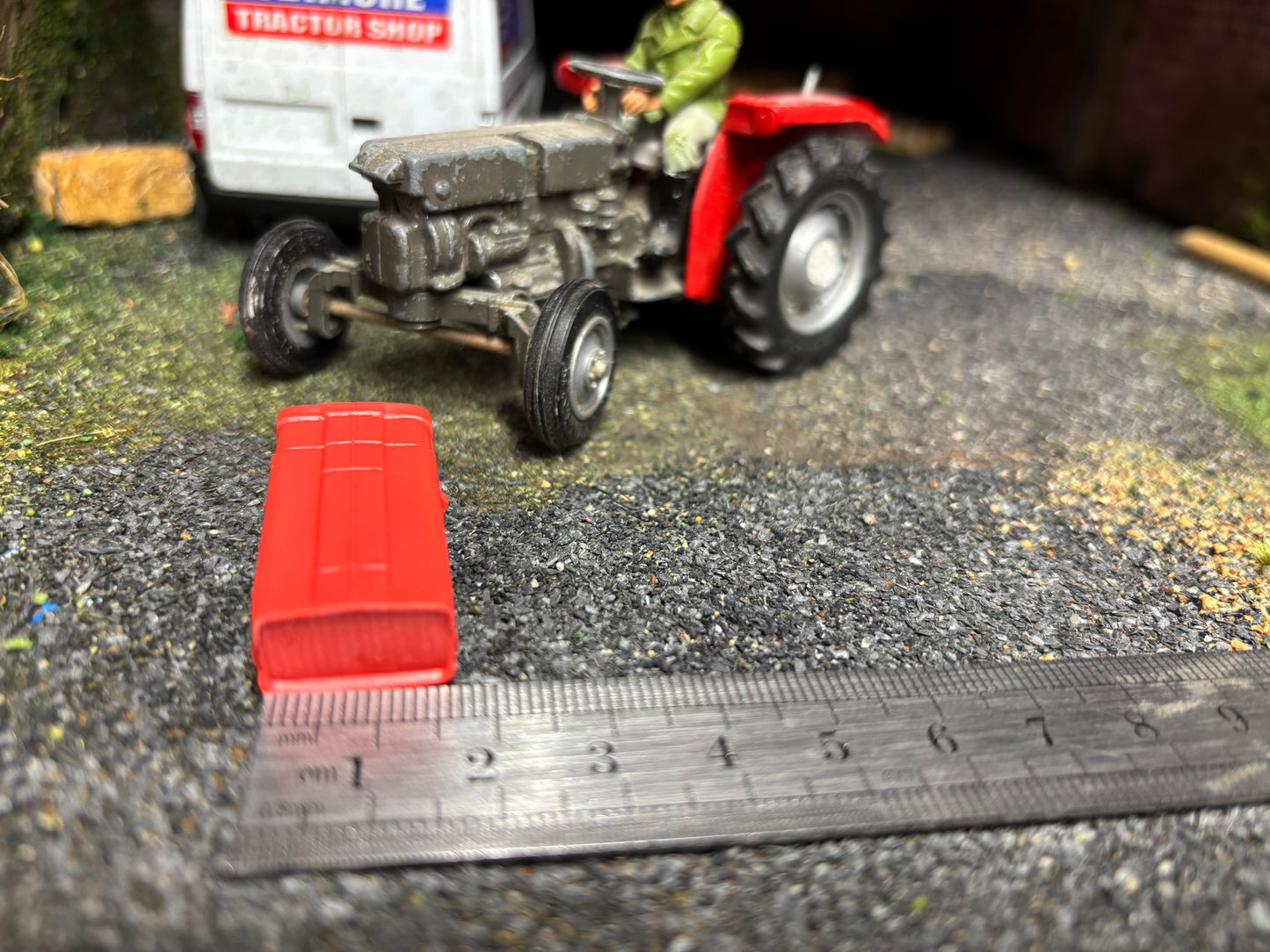 Britains Massey Ferguson 135 Tractor red bonnet 1:32 scale