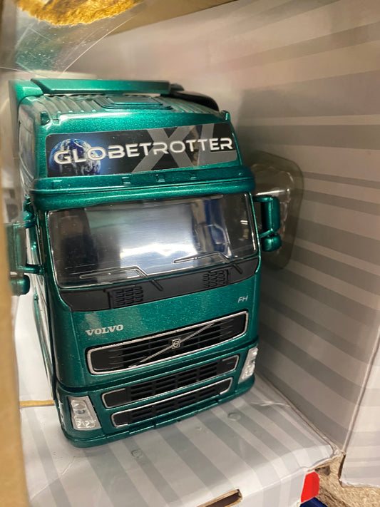 Fast Lane Toys R Us Volvo Globetrotter Fuel Truck Transporter 1:32 scale boxed OBSOLETE 2007