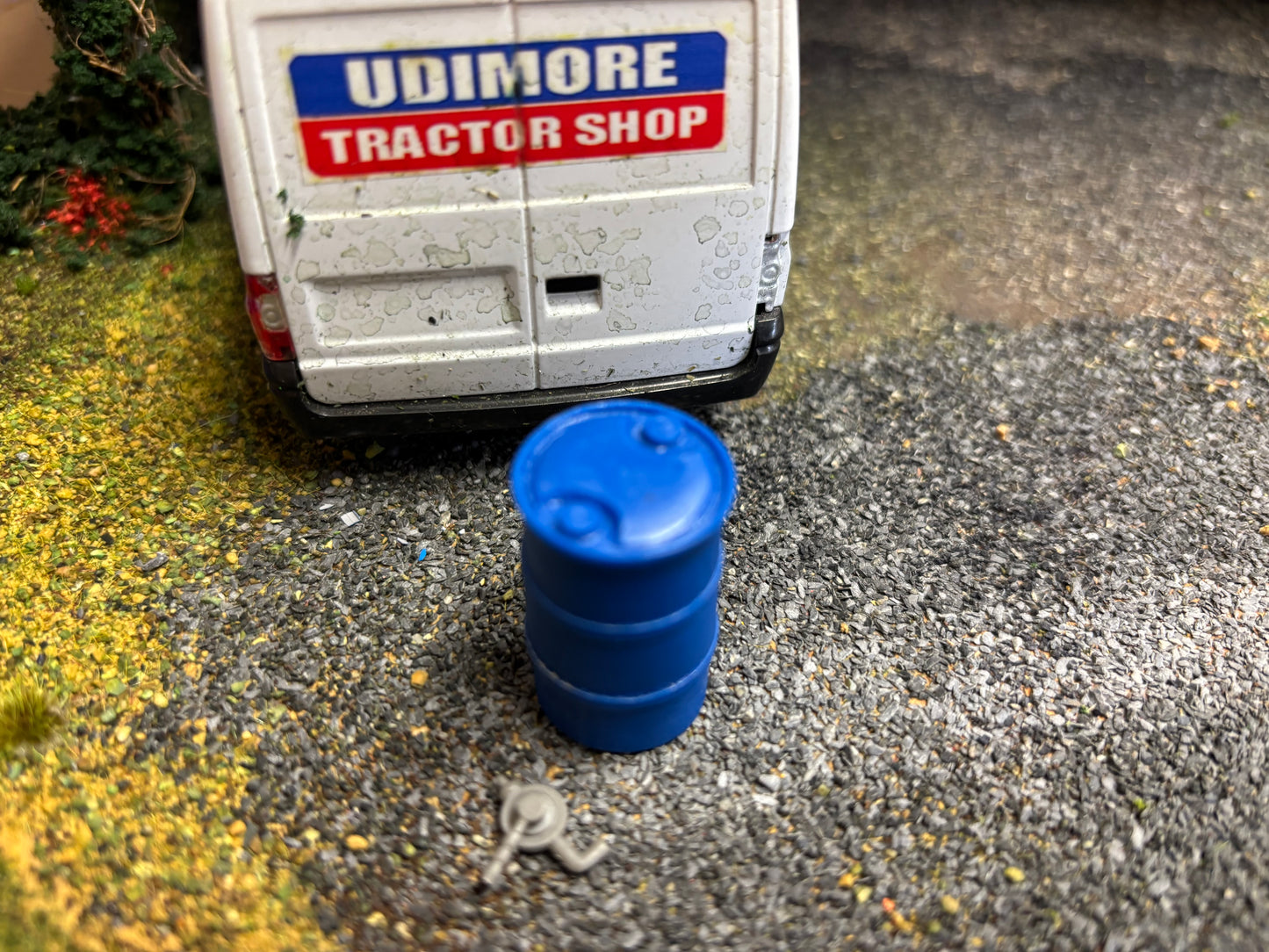 04889-1 Fuel Water Barrel Jerry can with hand pump Artisan32 farm machinery 1:32 scale