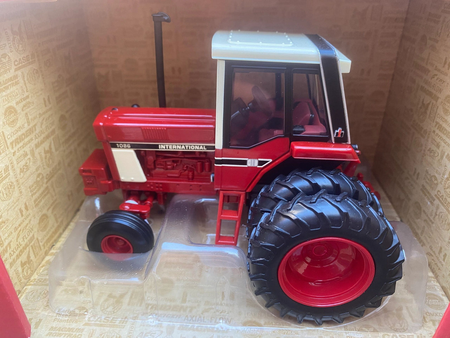 CASE International Harvester 1086 Tractor rear duals 1:32 scale ERTL 44316 Image 3