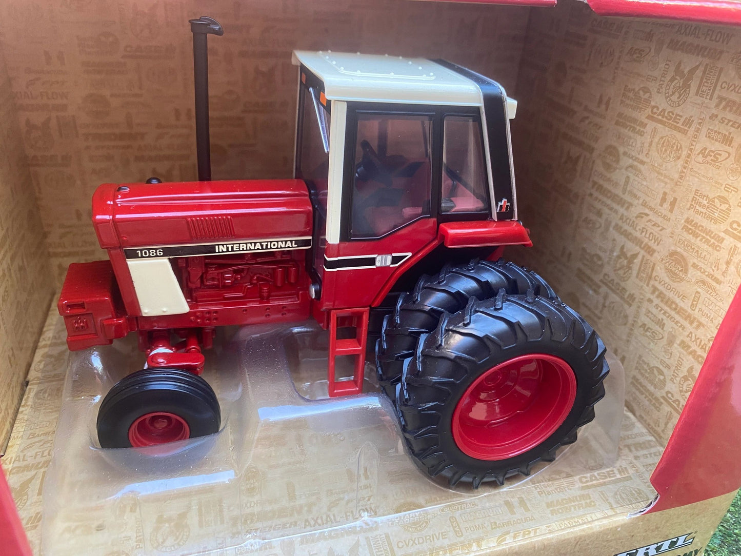 CASE International Harvester 1086 Tractor rear duals 1:32 scale ERTL 44316 Image 4