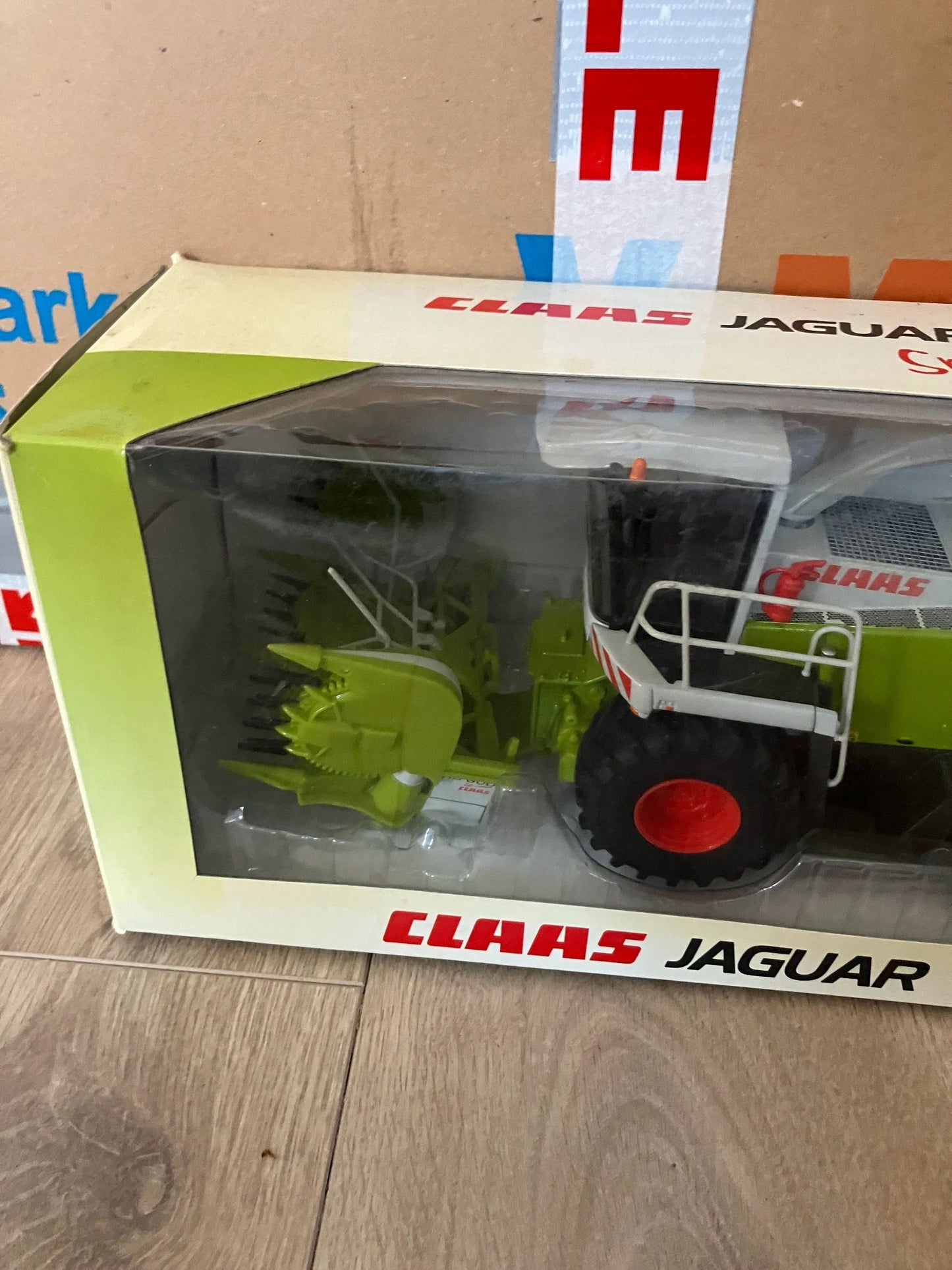 CLAAS Jaguar 900 Speedster Forage Harvester with RU600 pick up header Limited Edition 1:32 scalea Image 3