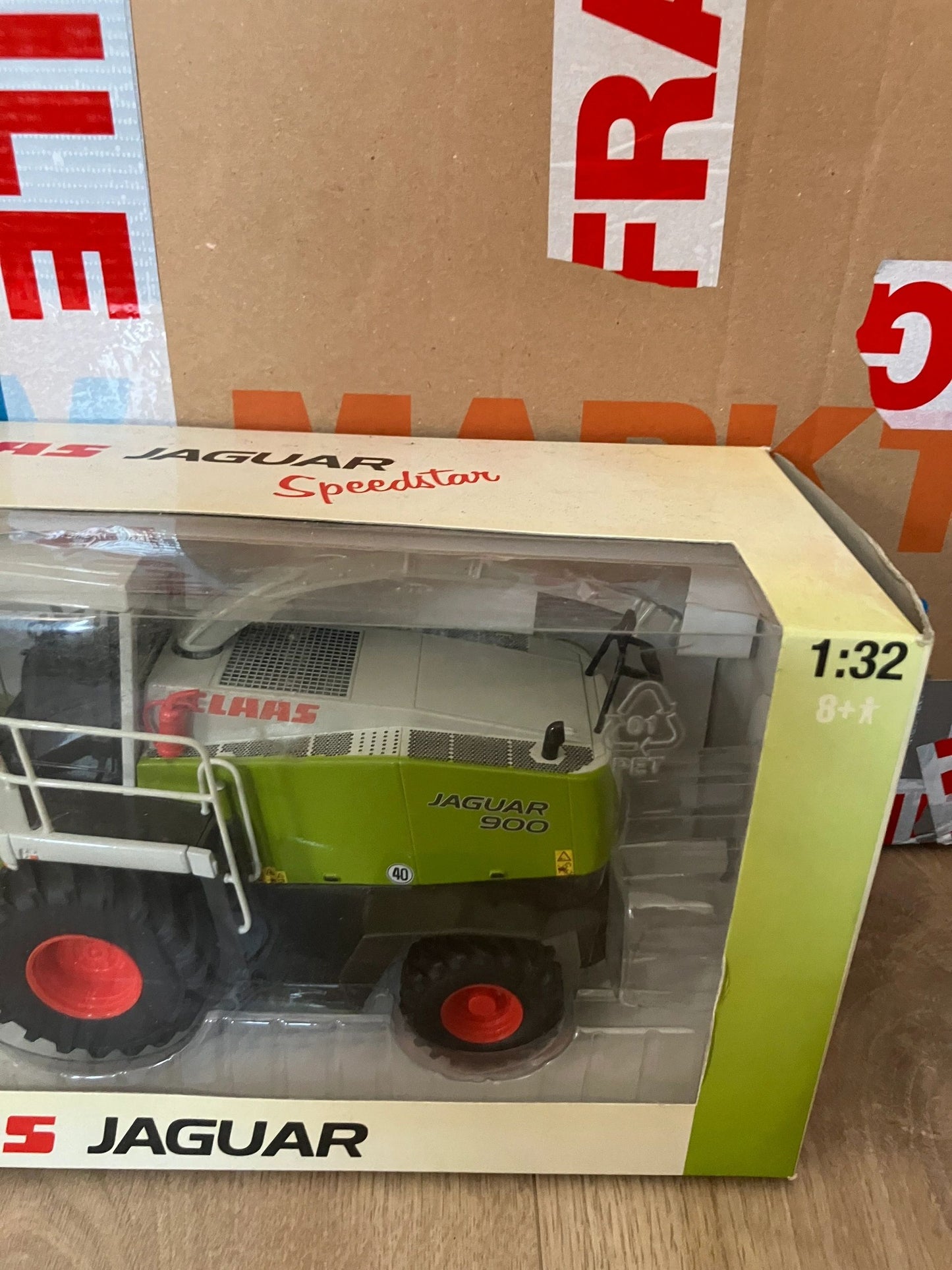CLAAS Jaguar 900 Speedster Forage Harvester with RU600 pick up header Limited Edition 1:32 scalea Image 4