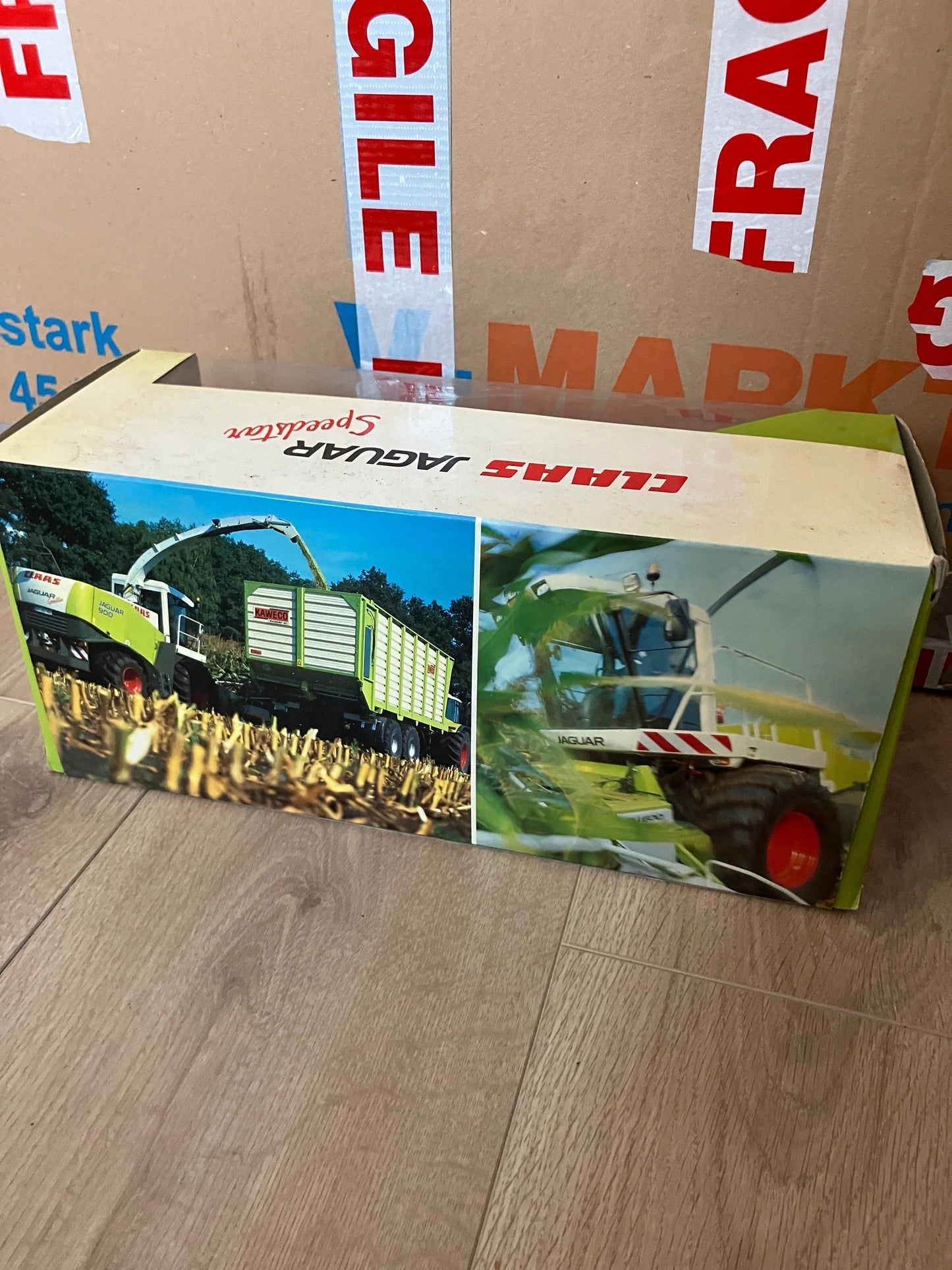 CLAAS Jaguar 900 Speedster Forage Harvester with RU600 pick up header Limited Edition 1:32 scalea Image 5