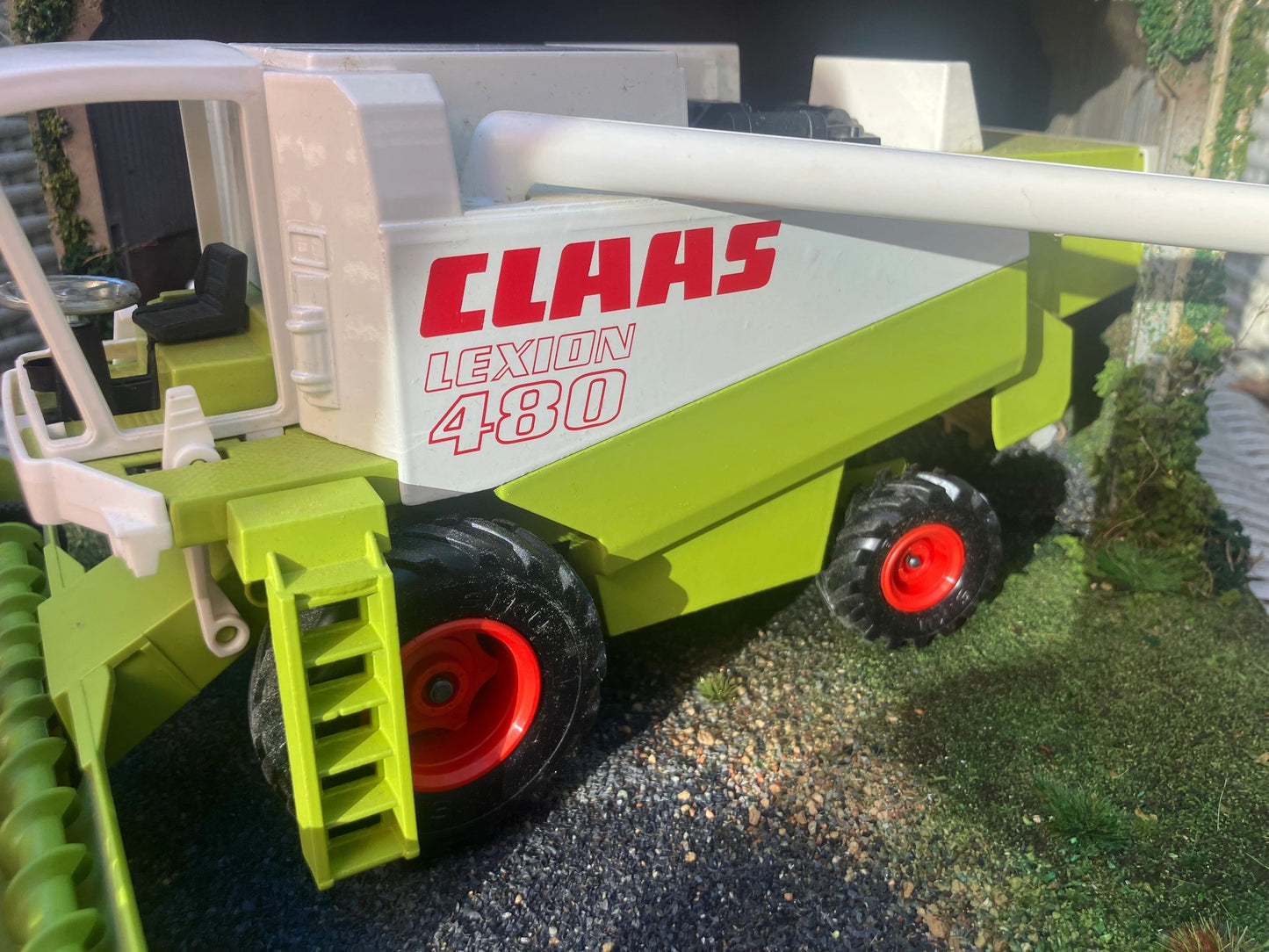 Claas Lexion 480 Combine Harvester 1:32 scale Boxed Universal Hobbies Image 3