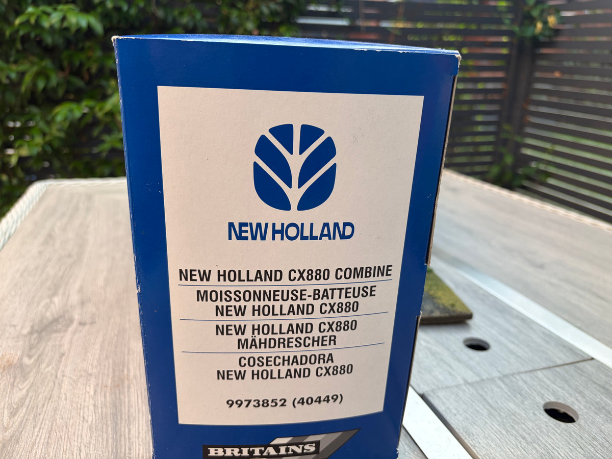 Britains 40449 New Holland CX880 Combine Harvester Dealer Box 1:32 – Obsolete