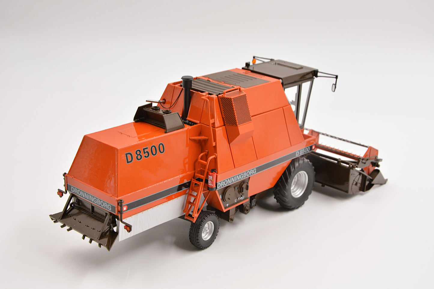 Limited Edition VKA Models Dronningborg Gen 2 D8500 Combine Harvester BOXED 1:32 Scale – Collection Only
