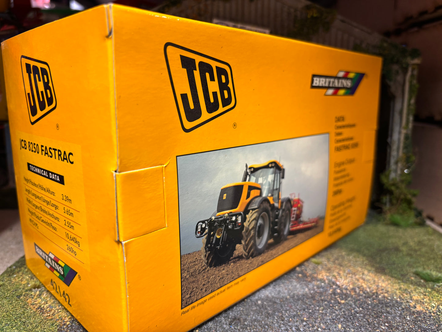 VINTAGE Britains Fastrac 8250 Tractor 1:32 scale BOXED 42142 Obsolete