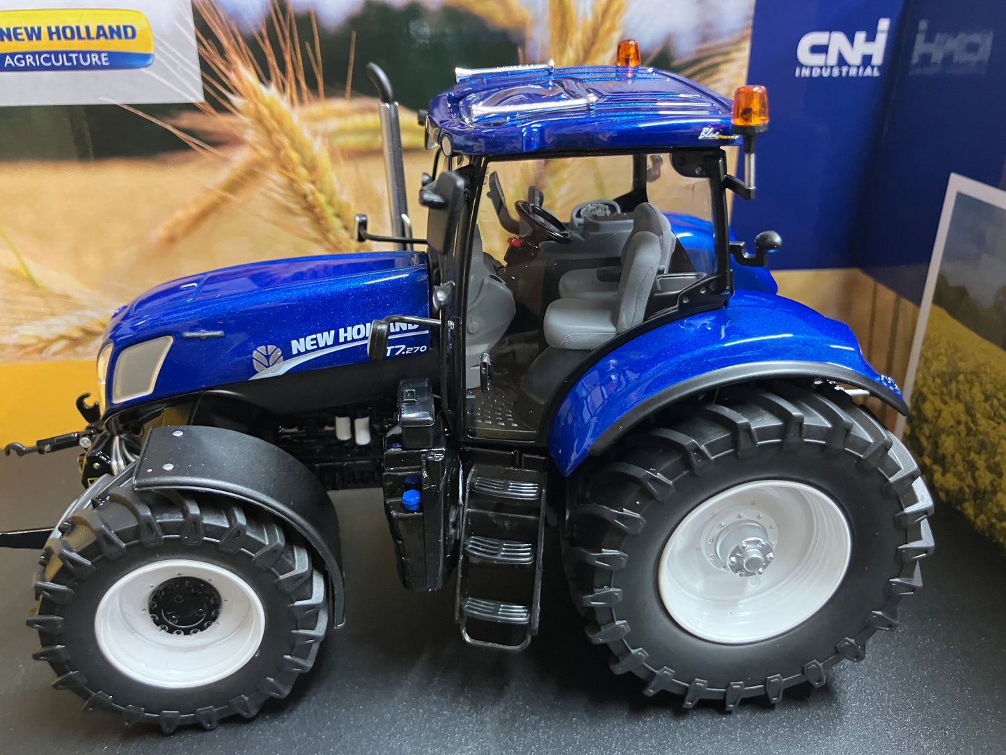 BLUE POWER New Holland T7.270 Auto Command Tractor 1:32 scale Boxed ROS