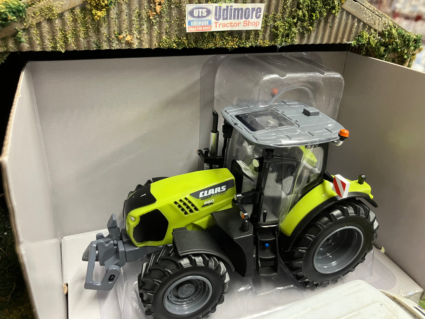Limited Edition Britains Night Edition Claas Arion 660 Tractor 1:32 scale New BOXED 43422
