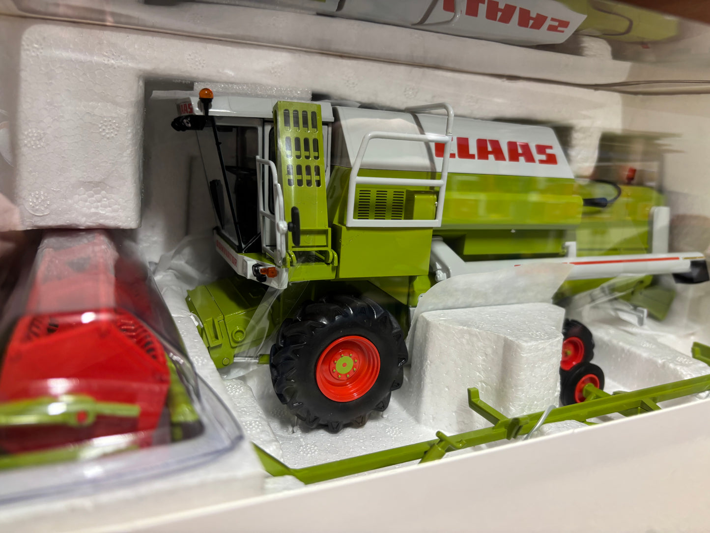 REP168 Replicagri Claas Dominator 88s Combine Harvester Header trailer Stunning in 1:32 scale
