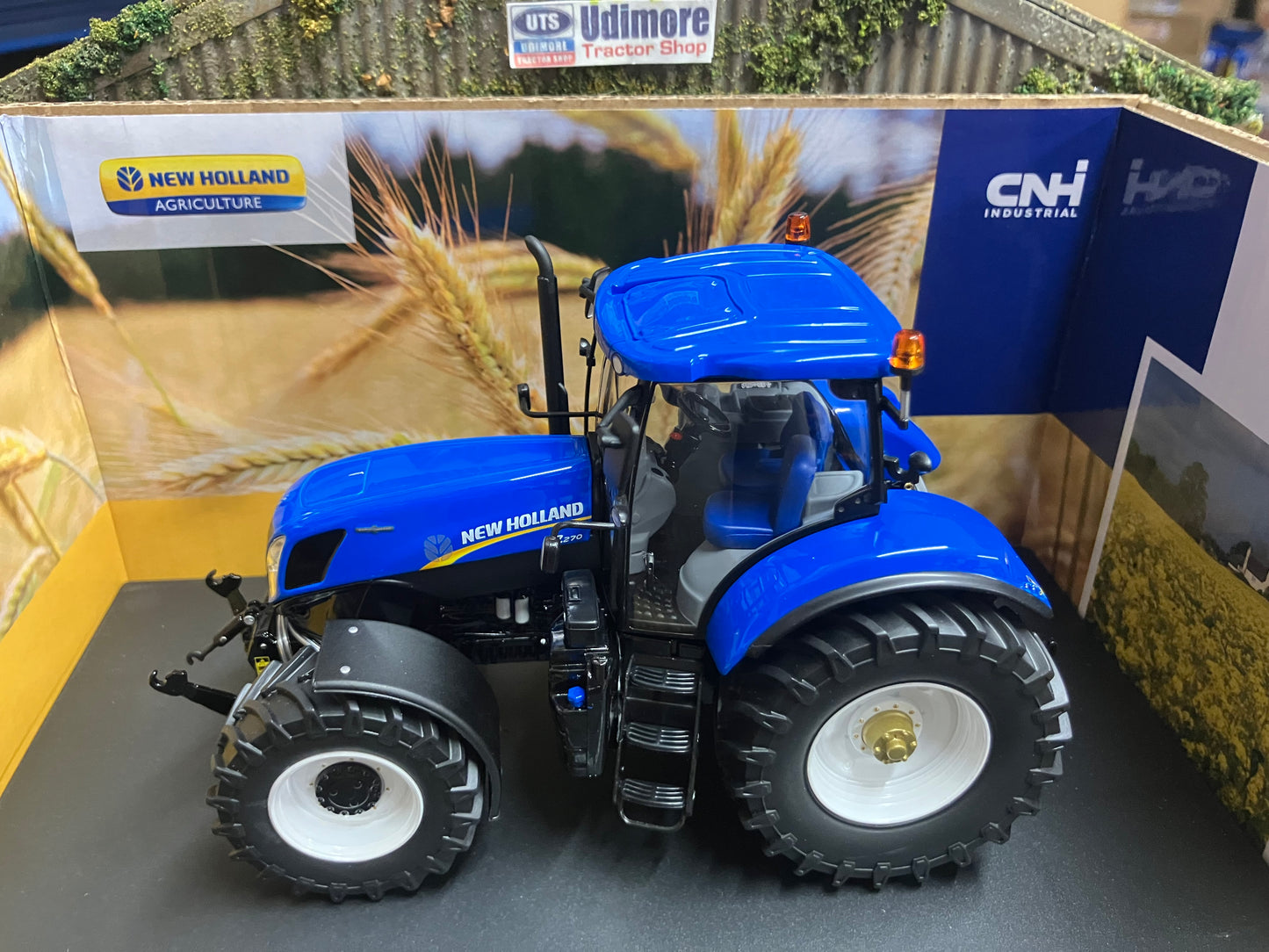 New Holland T7.270 Auto Command Tractor 1:32 scale Boxed ROS